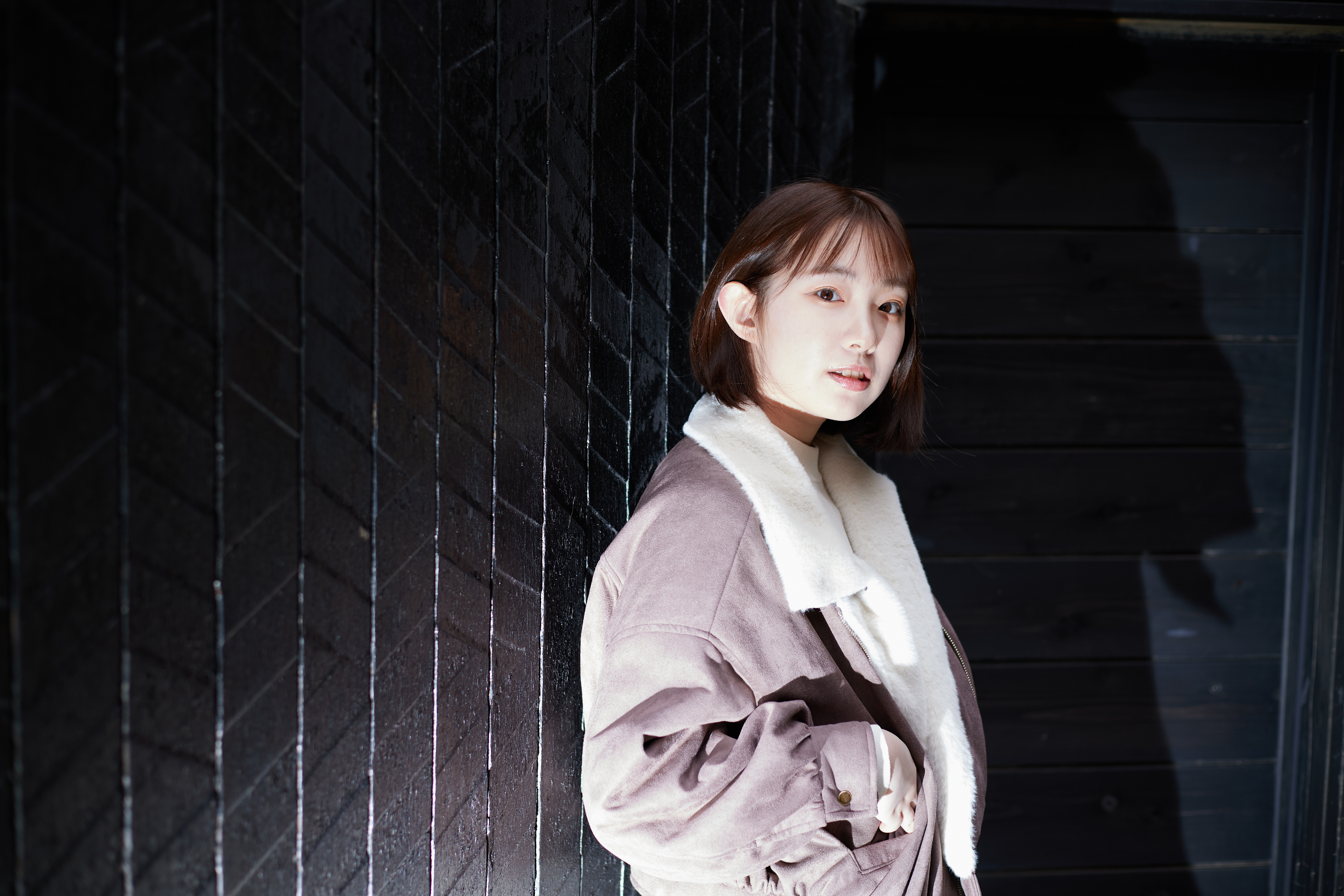 (工夫)ストロボ撮影、露出調整、ストロボの設定の仕方がよく分からず撮影／(カメラ)CANON EOS R5／(レンズ)CANON RF50mm F1.8 STM／(撮影日)2022年2月19日／(撮影場所)神楽坂／(モデル)みーこ