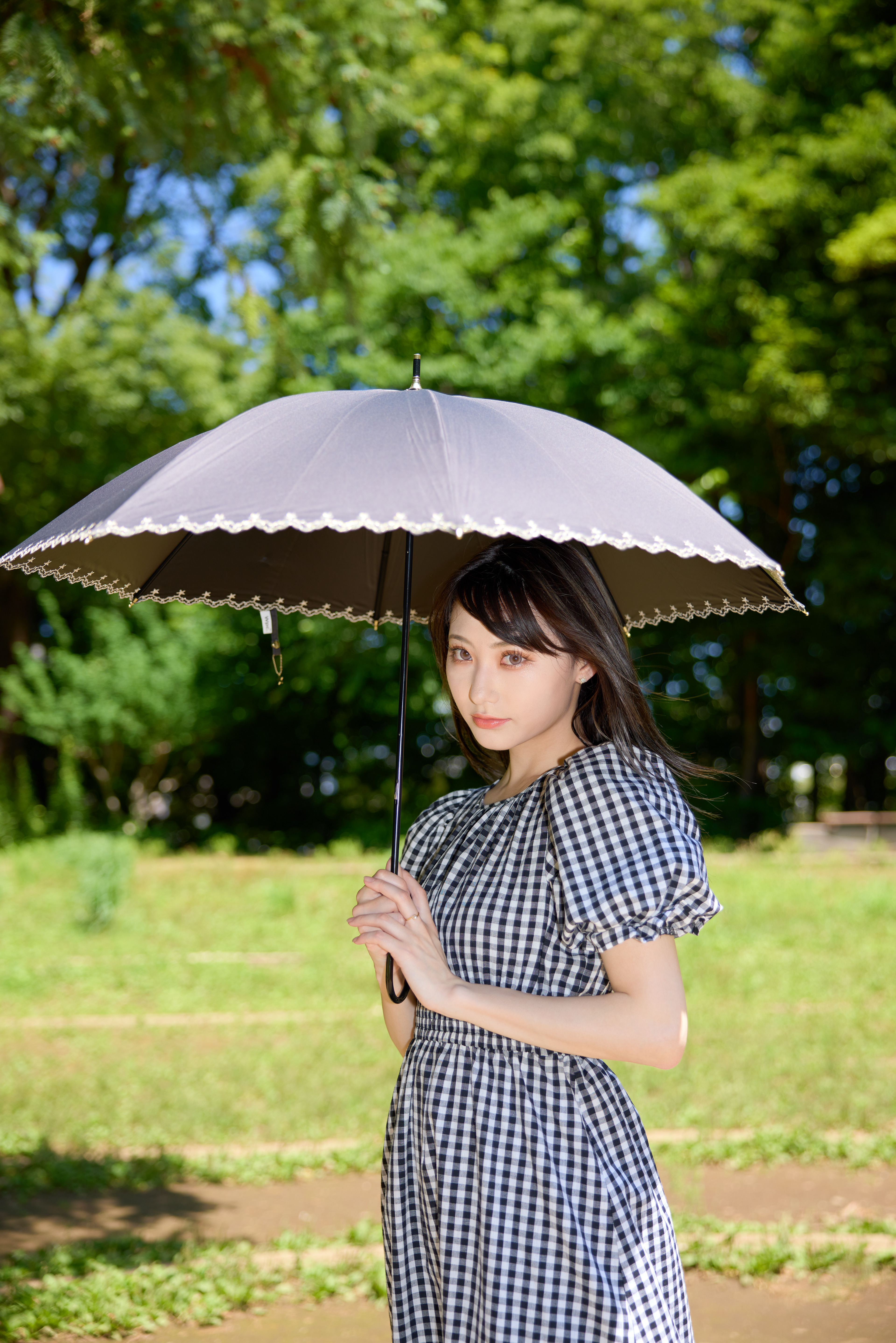 (工夫)日中シンクロ、ホワイトバランス調整、レタッチ、NDフィルタ、日傘の中のモデルの顔をストロボで白くして、NDフィルターで背景の色をきれいに撮影しました／(カメラ)CANON EOS R5／(レンズ)CANON RF24-70mm F2.8 L IS USM／(撮影日)2022年6月25日／(撮影場所)林試の森公園／(モデル)Sari