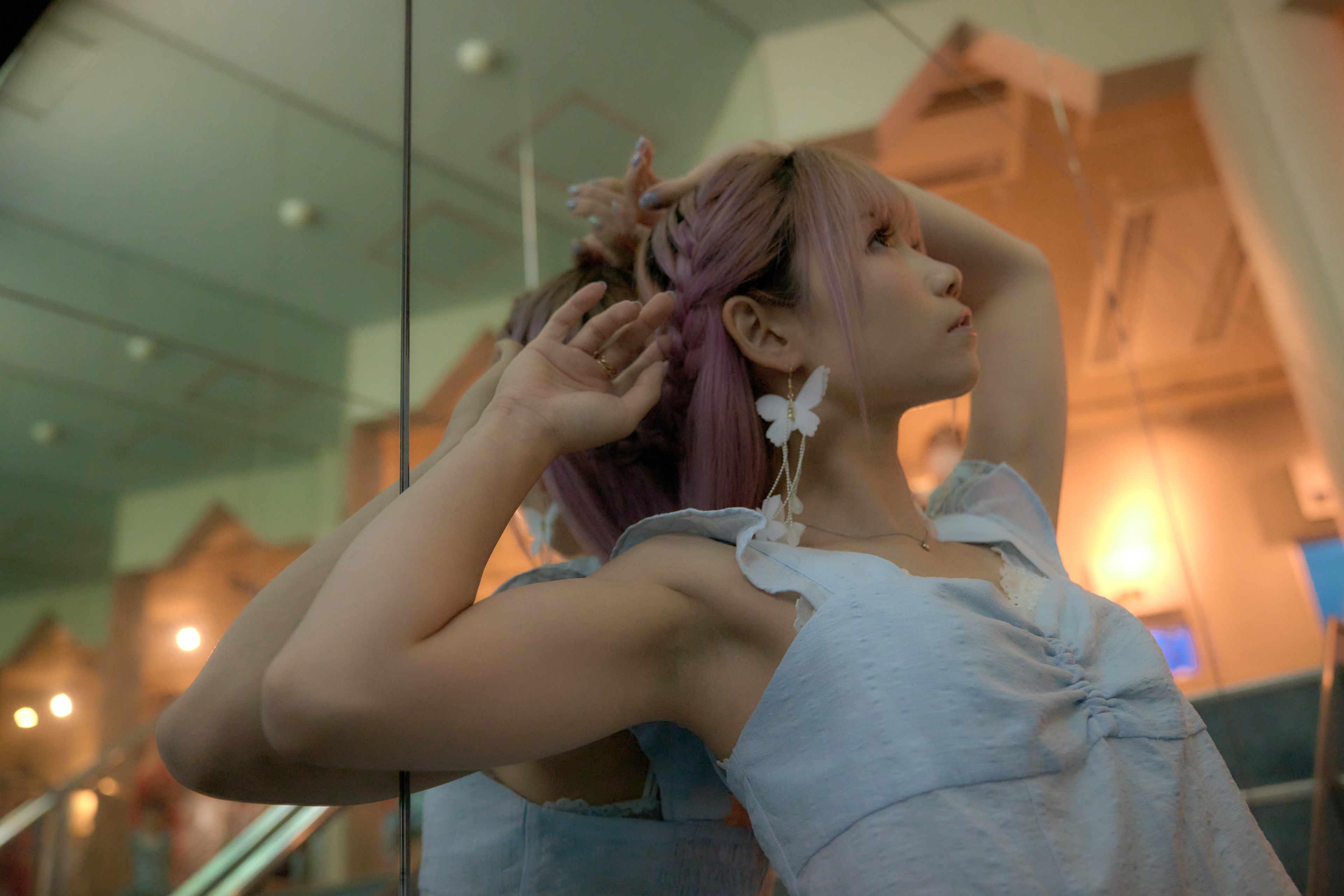 (工夫)露出調整、レタッチ、水族館の中の鏡張りの階段、ストロボを使わずISO感度を上げて撮影、ちょっとお洒落な写真になりました／(カメラ)CANON EOS R5／(レンズ)CANON RF24-70mm F2.8 L IS USM／(撮影日)2022年7月9日／(撮影場所)品川水族館／(モデル)Miu