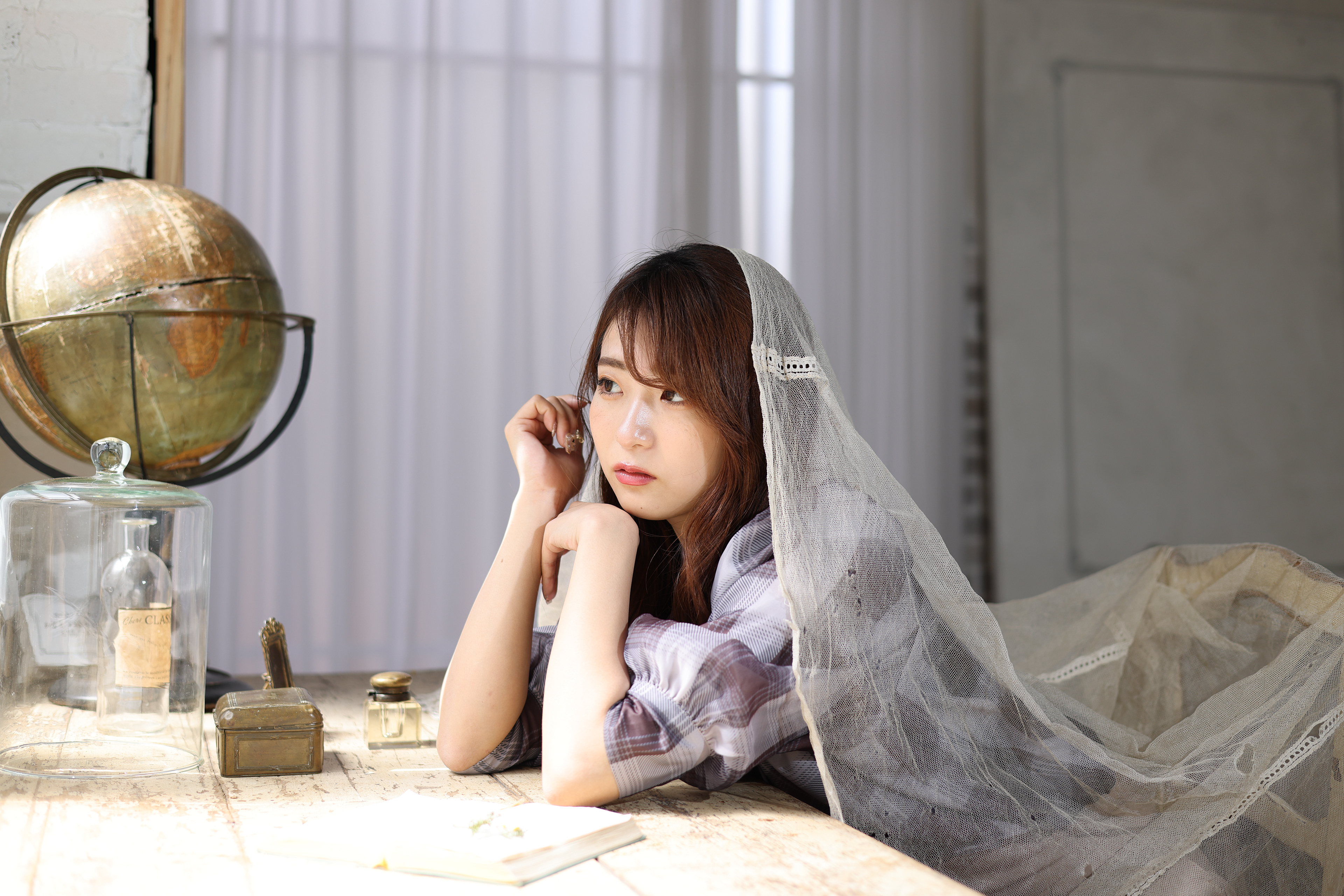 (工夫)JPG撮って出し、ストロボ撮影、室内だと背景の色感を気にせず撮影できるのですがね／(カメラ)CANON EOS R5／(レンズ)CANON RF50mm F1.8 STM／(撮影日)2022年3月19日／(撮影場所)atelier Pom 目黒中町／(モデル)結海