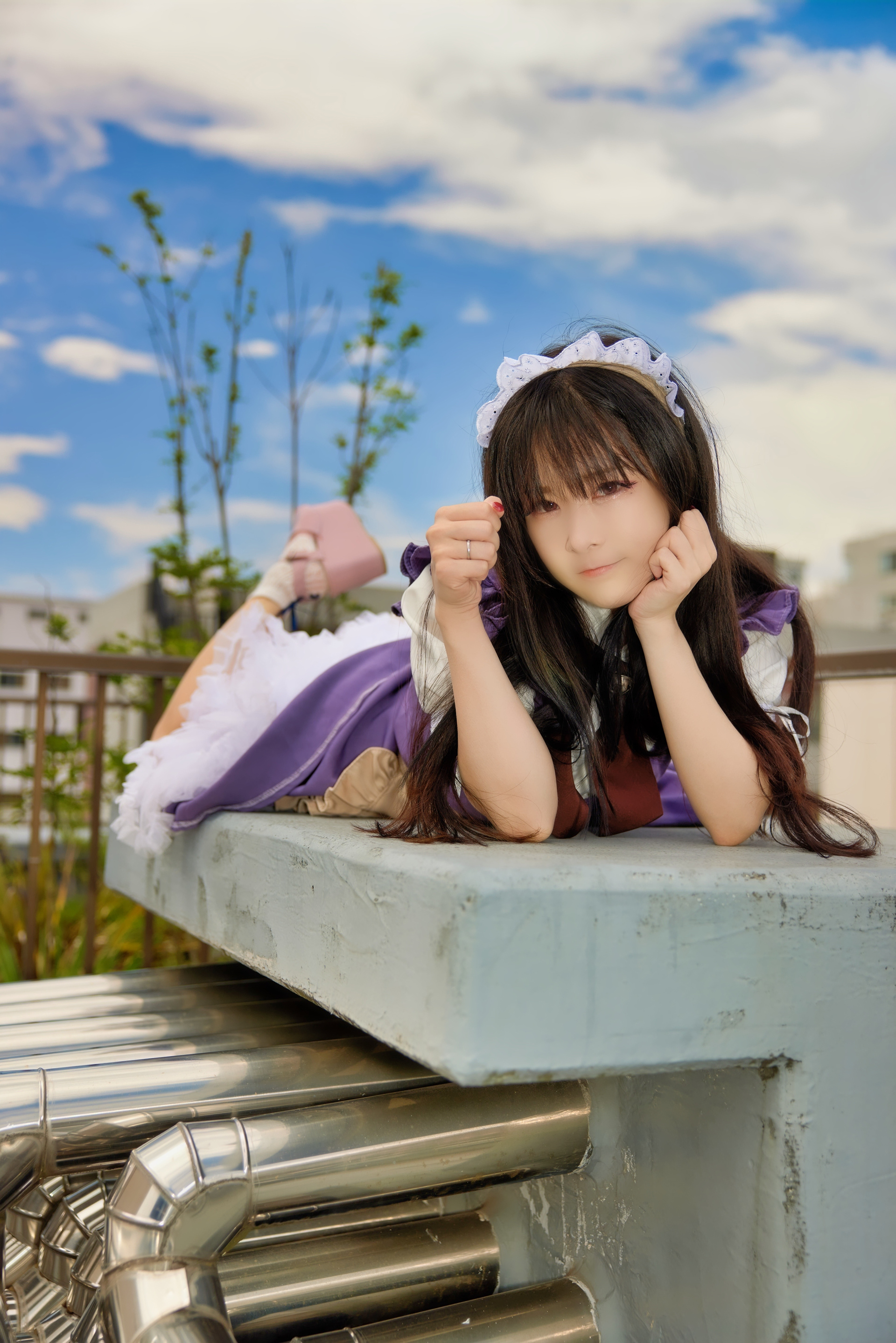 (工夫)日中シンクロ、露出調整、レタッチ、NDフィルタ、日中シンクロで肌をNDフィルタで青空をきれいに再現しました。カフェ「ビスコッティ」の制服を着た李マリさん、とても制服が似合っていますね／(カメラ)CANON EOS R5／(レンズ)CANON RF24-70mm F2.8 L IS USM／(撮影日)2022年8月14日／(撮影場所)studio Ninie／(モデル)李まり