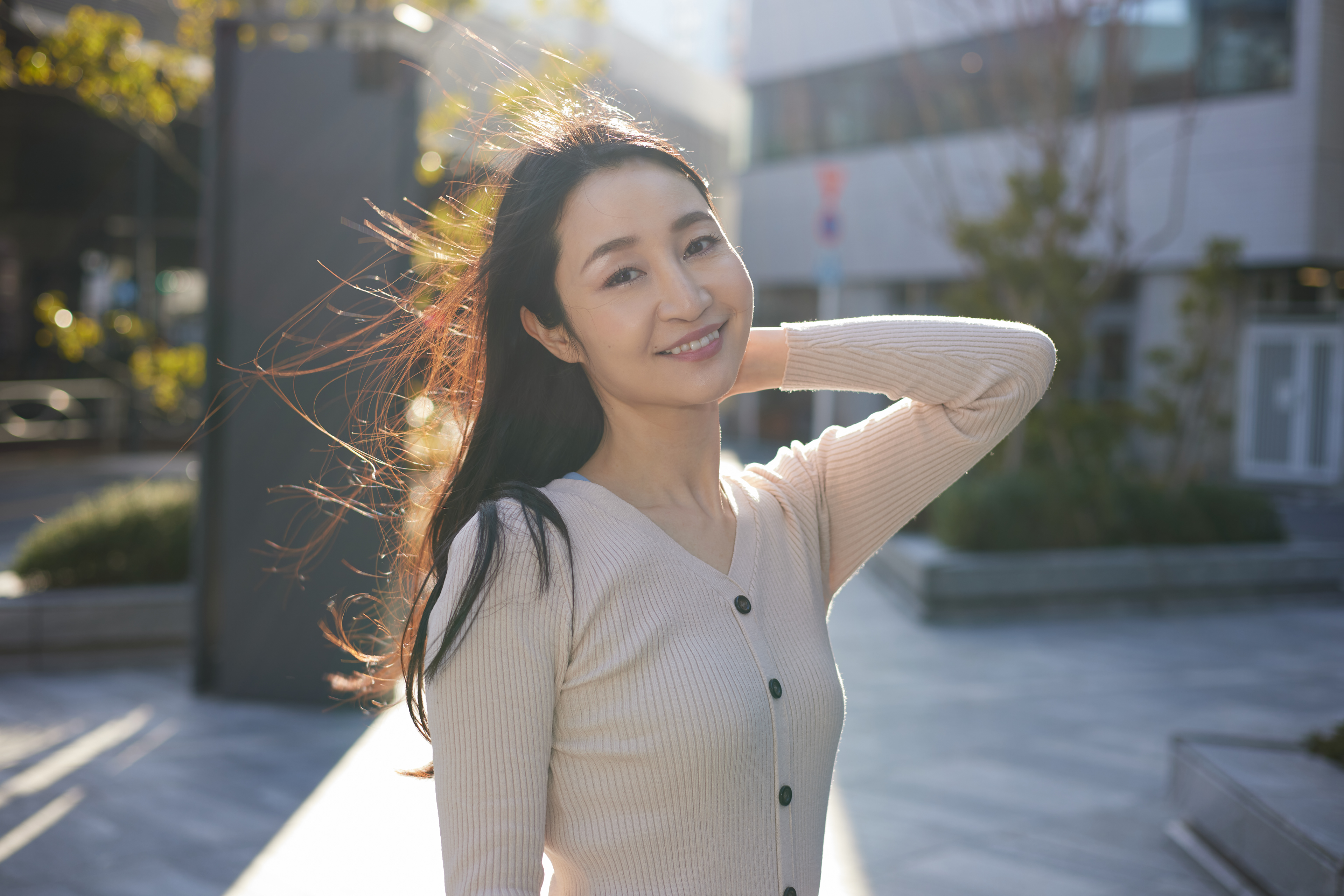(工夫)JPG撮って出し、日中シンクロ、髪の毛がキラキラになったが、少し光度不足(もう少しモデルの顔を白くしたい)／(カメラ)CANON EOS R5／(レンズ)CANON RF50mm F1.8 STM／(撮影日)2022年2月26日／(撮影場所)渋谷／(モデル)Sachi