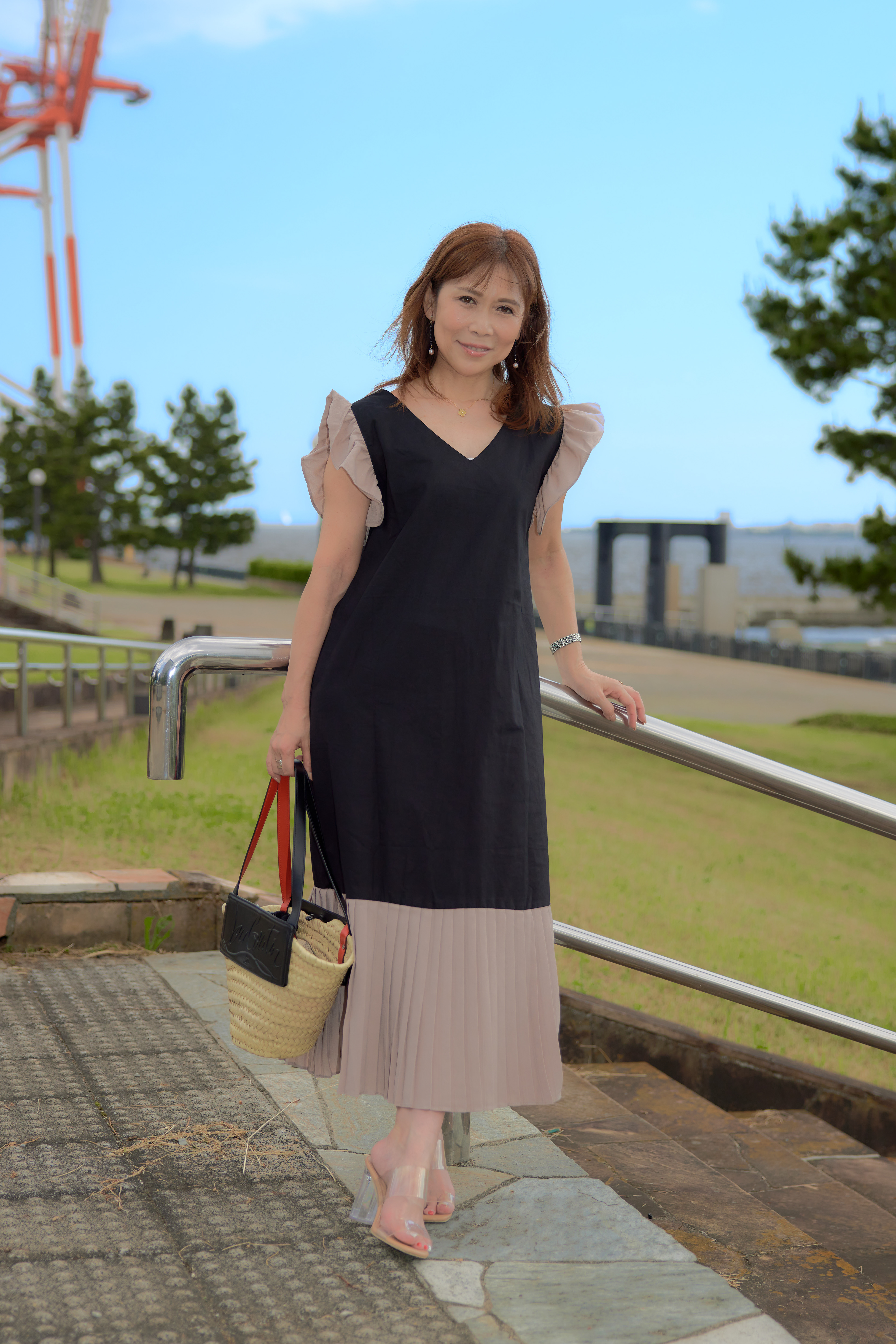 (工夫)日中シンクロ、露出調整、レタッチ、NDフィルタ、曇りがちの空を輝度フィルタで分離し青空しています、境界線も比較的きれいです／(カメラ)CANON EOS R5／(レンズ)CANON RF24-70mm F2.8 L IS USM／(撮影日)2022年5月28日／(撮影場所)お台場／(モデル)Masayo Warashina