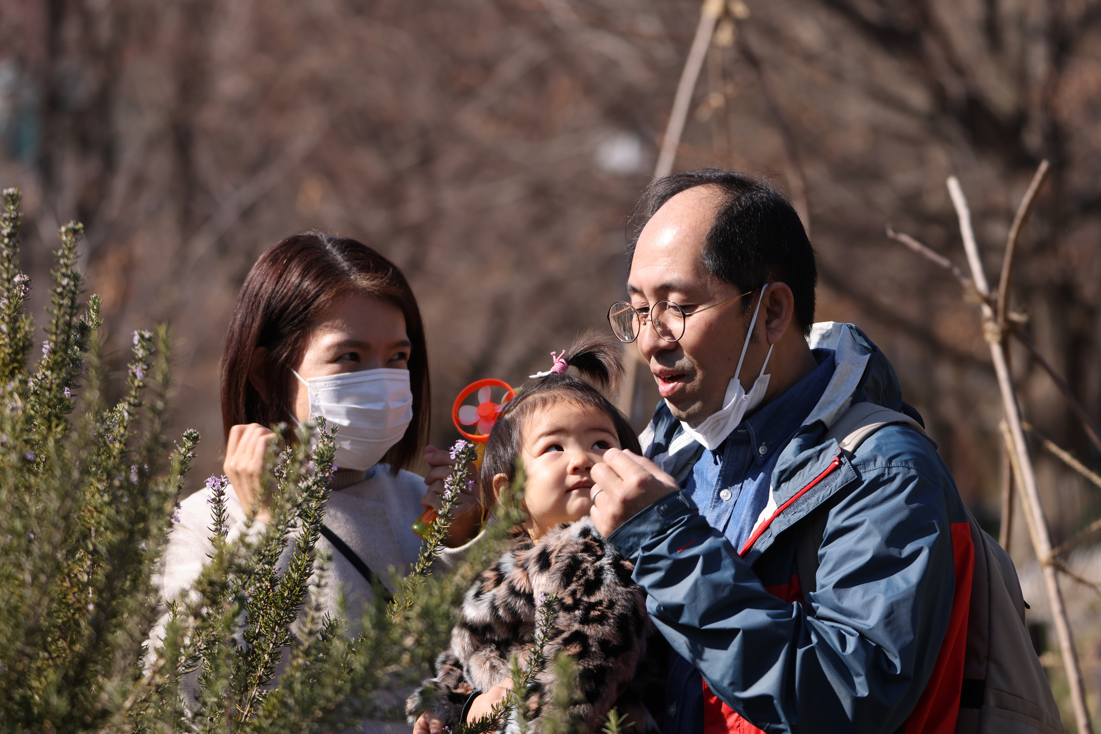 (工夫)JPG撮って出し、初めての家族写真／(カメラ)CANON EOS R5／(レンズ)SIGMA 150-600mm F5-6.3 DG OS HSM | Contemporary C015／(撮影日)2022年2月27日／(撮影場所)中目黒公園／(モデル)高橋ファミリー