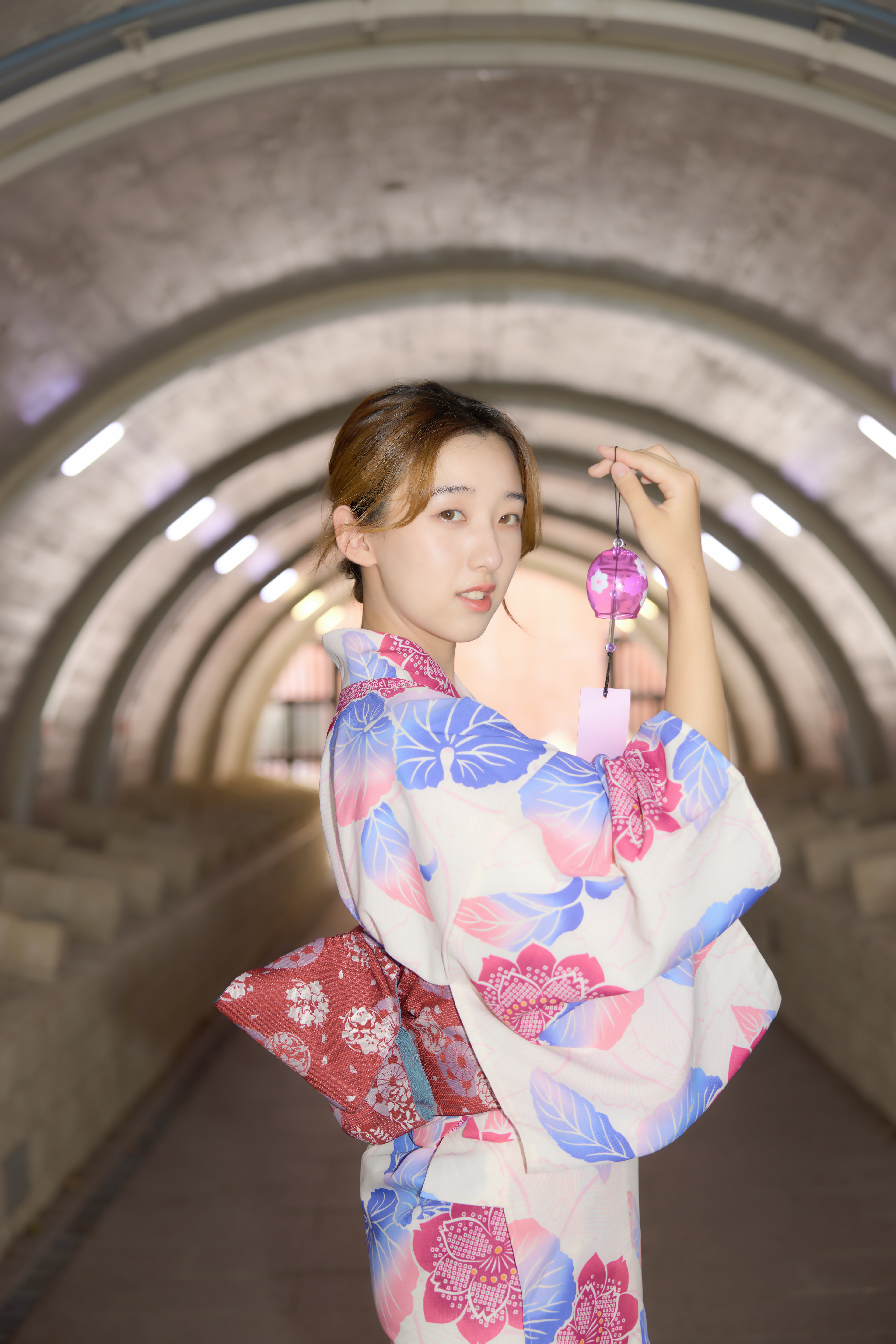 (工夫)日中シンクロ、露出調整、レタッチ、ちょっとしたトンネルの中でストロボを使って撮影、レタッチでモデルの肌を滑らかにしました／(カメラ)CANON EOS R5／(レンズ)CANON RF24-70mm F2.8 L IS USM／(撮影日)2022年9月4日／(撮影場所)浅草／(モデル)Cici