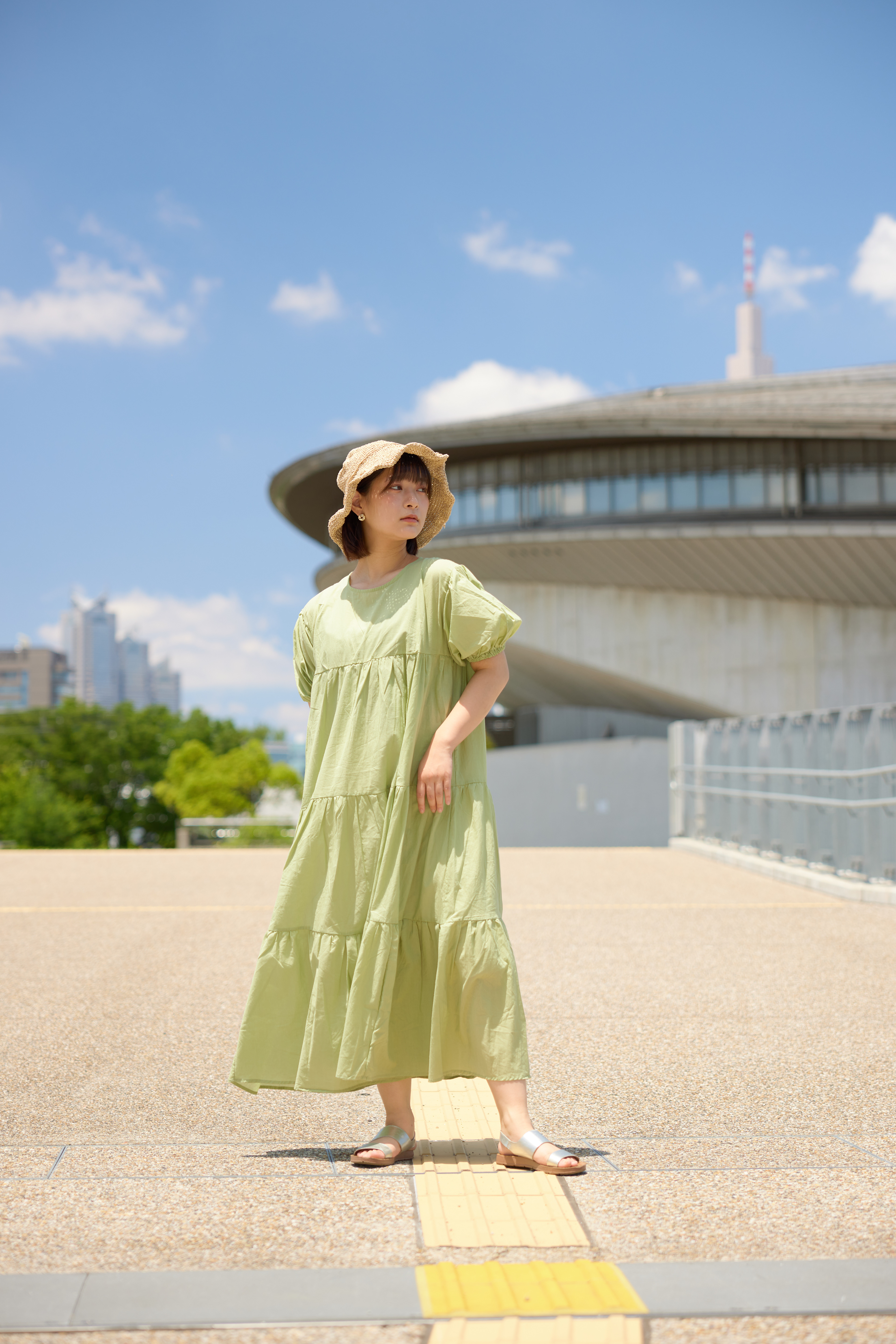 (工夫)日中シンクロ、露出調整、レタッチ、NDフィルタ、日中シンクロとNDフィルタでモデルの肌と青空をきれいに再現／(カメラ)CANON EOS R5／(レンズ)CANON RF24-70mm F2.8 L IS USM／(撮影日)2022年6月4日／(撮影場所)国立競技場／(モデル)Miyu