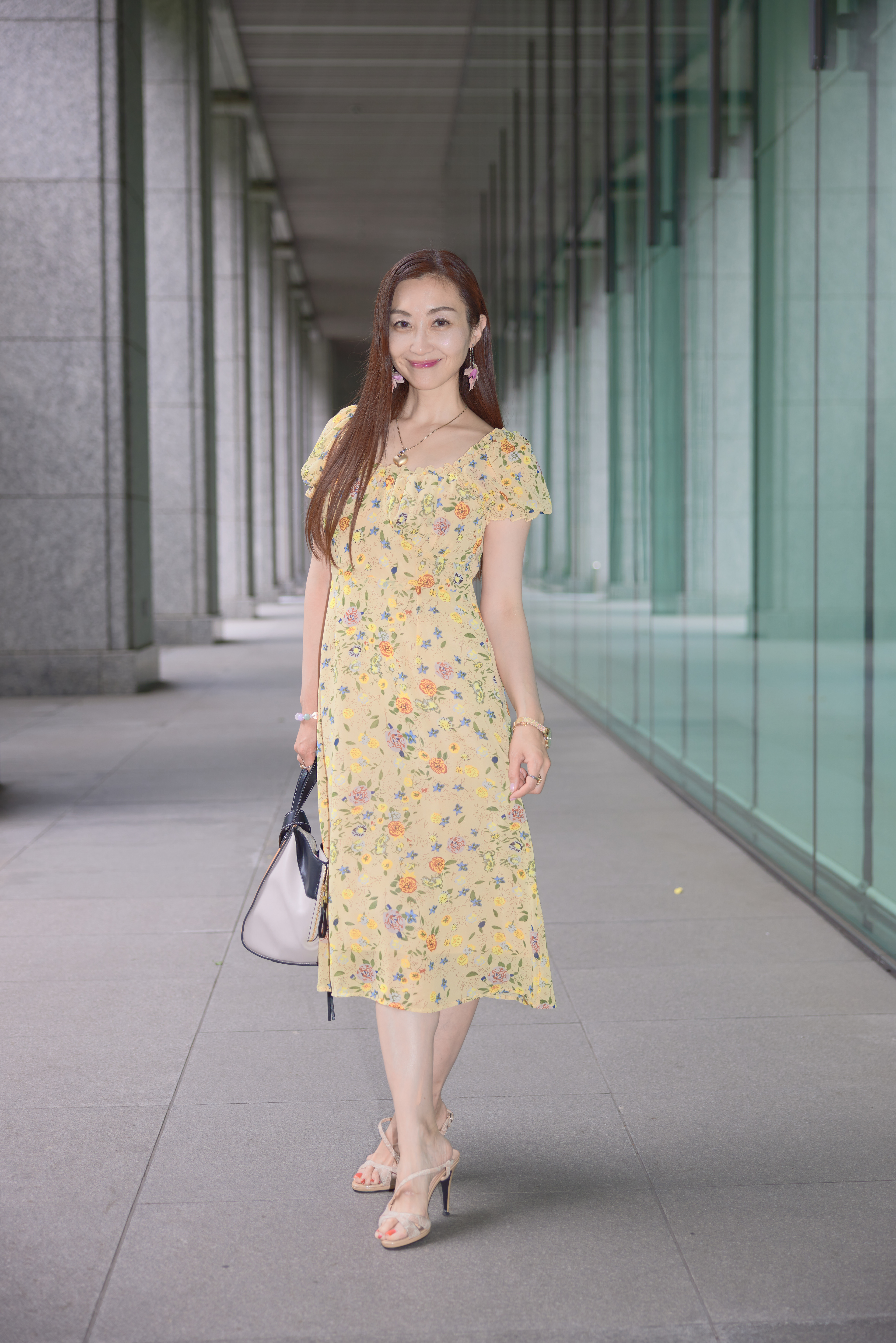 (工夫)日中シンクロ、露出調整、レタッチ、日中シンクロで撮影、レタッチはカラーエディタで透明な肌に、トーンカーブで肌の黒の部分を目立たなくしました／(カメラ)CANON EOS R5／(レンズ)CANON RF24-70mm F2.8 L IS USM／(撮影日)2022年6月12日／(撮影場所)丸の内／(モデル)Naoko Komatsu