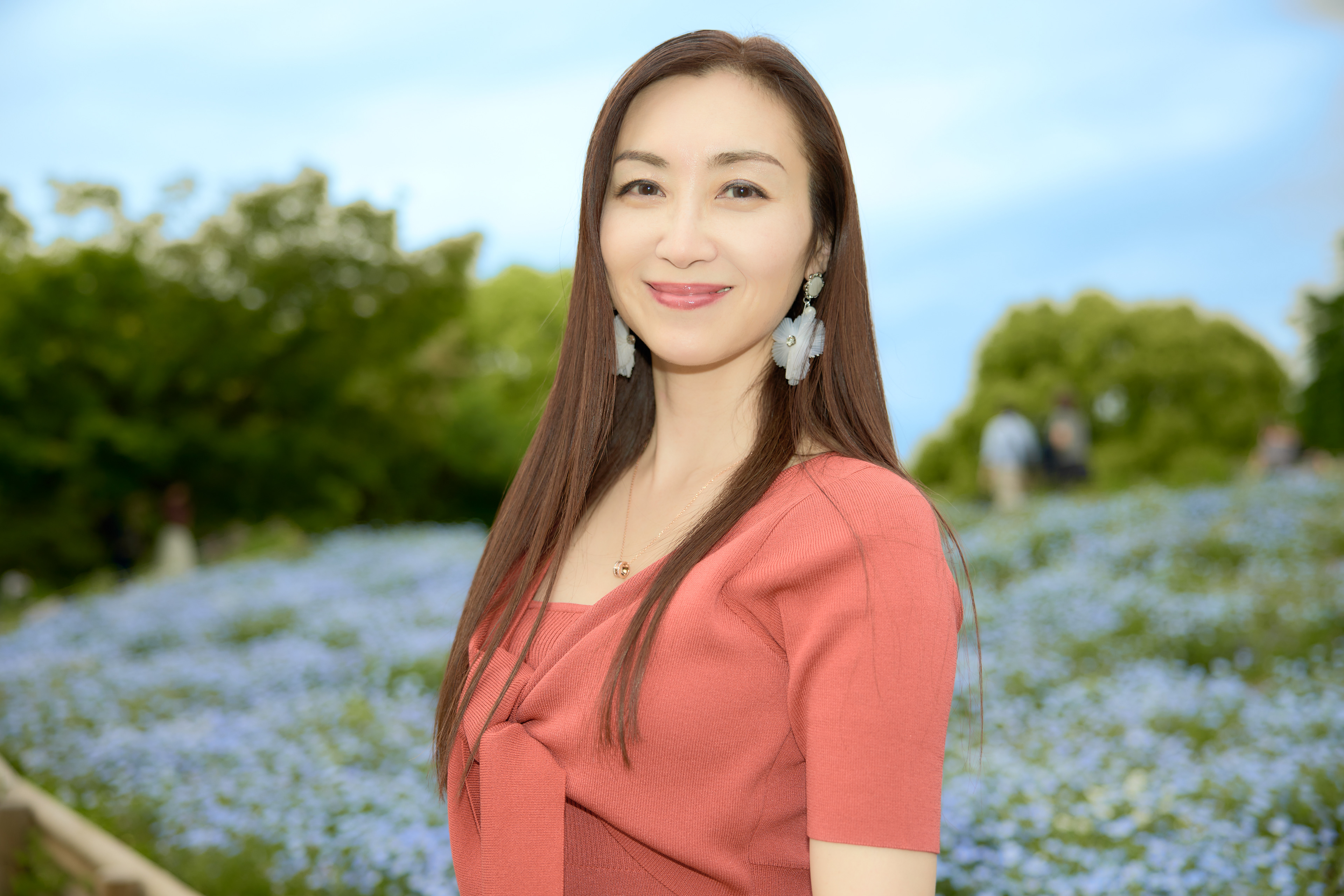 (工夫)日中シンクロ、露出調整、レタッチ、肌を白く滑らかにして、曇りの日だったのですが空だけのレイヤを作って青空にしました、でも境界線の処理が甘いです／(カメラ)CANON EOS R5／(レンズ)CANON RF24-70mm F2.8 L IS USM／(撮影日)2022年5月８日／(撮影場所)昭和記念公園／(モデル)Naoko Komatsu