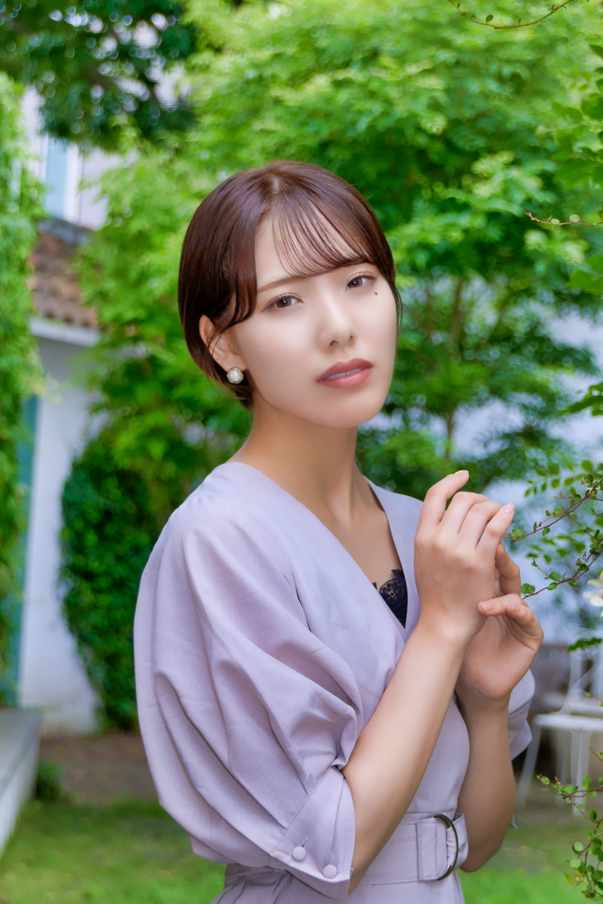 (工夫)日中シンクロ、露出調整、レタッチ、スタジオのお庭での一枚、木々の緑の中でとても素敵なまおさんです。日中シンクロとレタッチで肌をきれいに描写しました／(カメラ)CANON EOS R5／(レンズ)SIGMA 18-250mm F3.5-6.3 DC MACRO OS HSM／(撮影日)2022年8月6日／(撮影場所)エコログリーンサイド／(モデル)まお