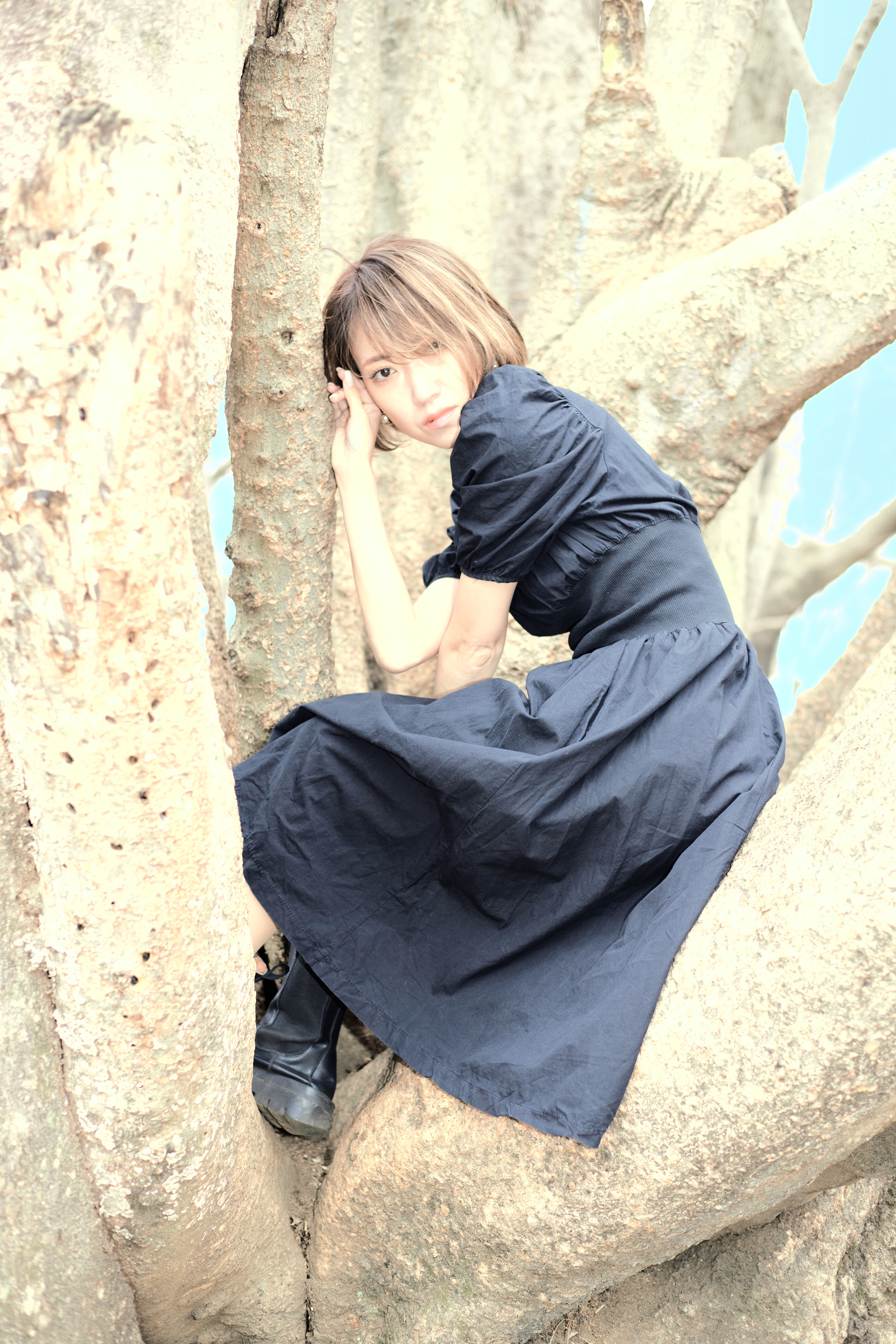 (工夫)JPG撮って出し、ストロボ撮影、曇りがちの天気で野外での日中シンクロ、輝度レイヤで青空を作ってみました／(カメラ)CANON EOS R5／(レンズ)CANON RF50mm F1.8 STM／(撮影日)2022年3月26日／(撮影場所)青葉台公園／(モデル)Rina Takahashi