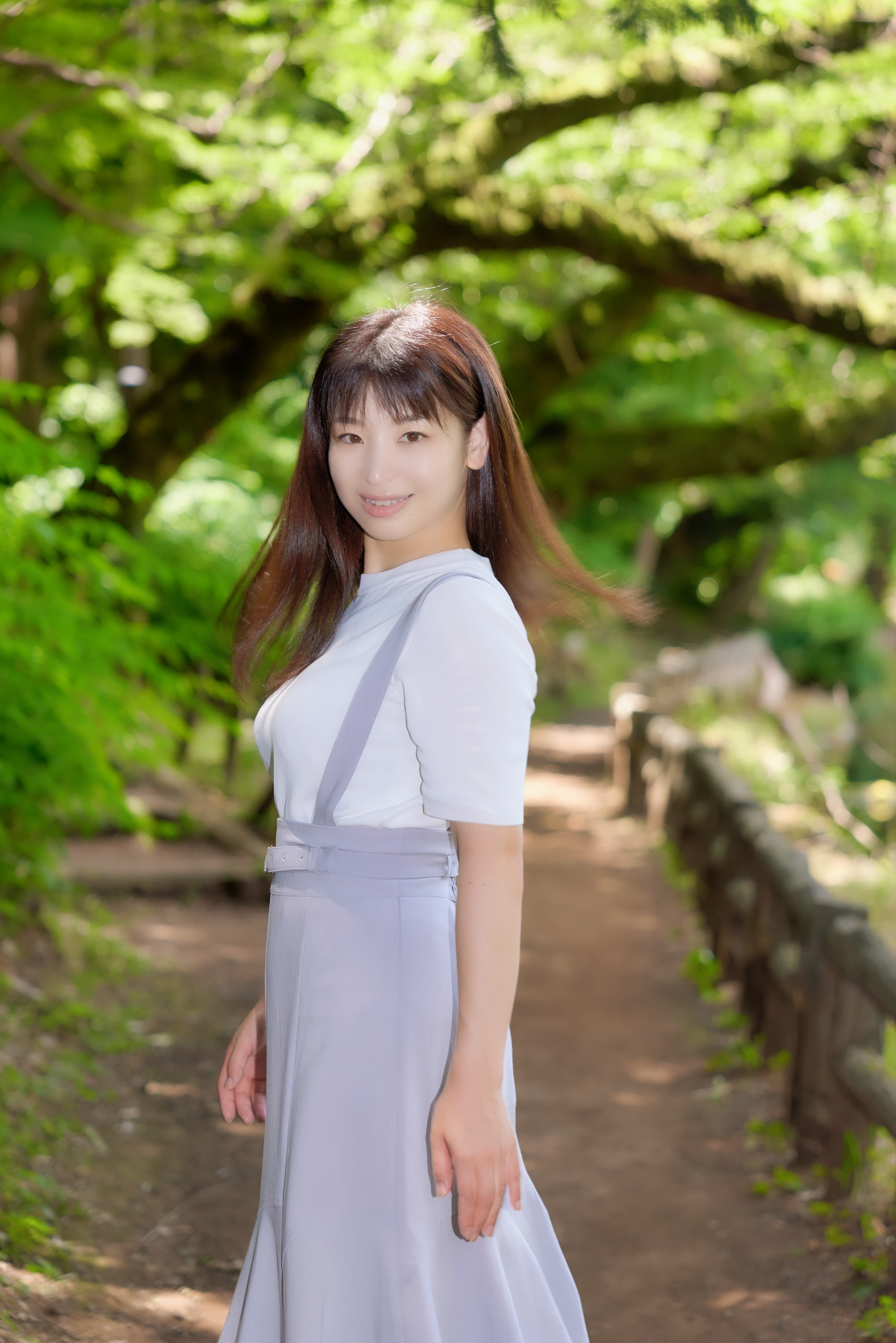 (工夫)日中シンクロ、露出調整、レタッチ、NDフィルタ、日中シンクロとNDフィルタでモデルの肌と木々の緑をきれいに再現、振り向き際のポーズが素敵です／(カメラ)CANON EOS R5／(レンズ)CANON RF24-70mm F2.8 L IS USM／(撮影日)2022年7月30日／(撮影場所)井の頭公園／(モデル)Maiko