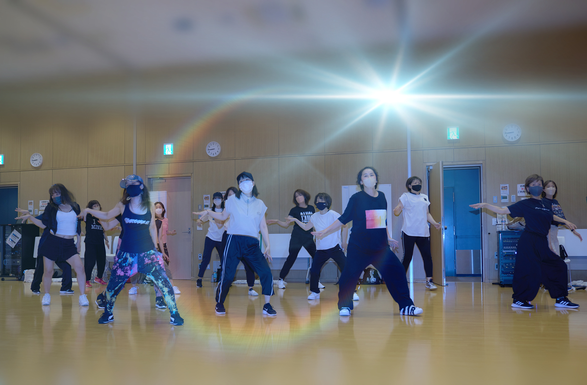 (工夫)ストロボ撮影、露出調整、レタッチ、モデルのめぐみさんのダンスのレッスン風景です。スポットライトとを入れて躍動感のある写真になりました／(カメラ)CANON EOS R5／(レンズ)CANON RF24-70mm F2.8 L IS USM／(撮影日)2022年7月18日／(撮影場所)横浜武道館／(モデル)三尾めぐみ