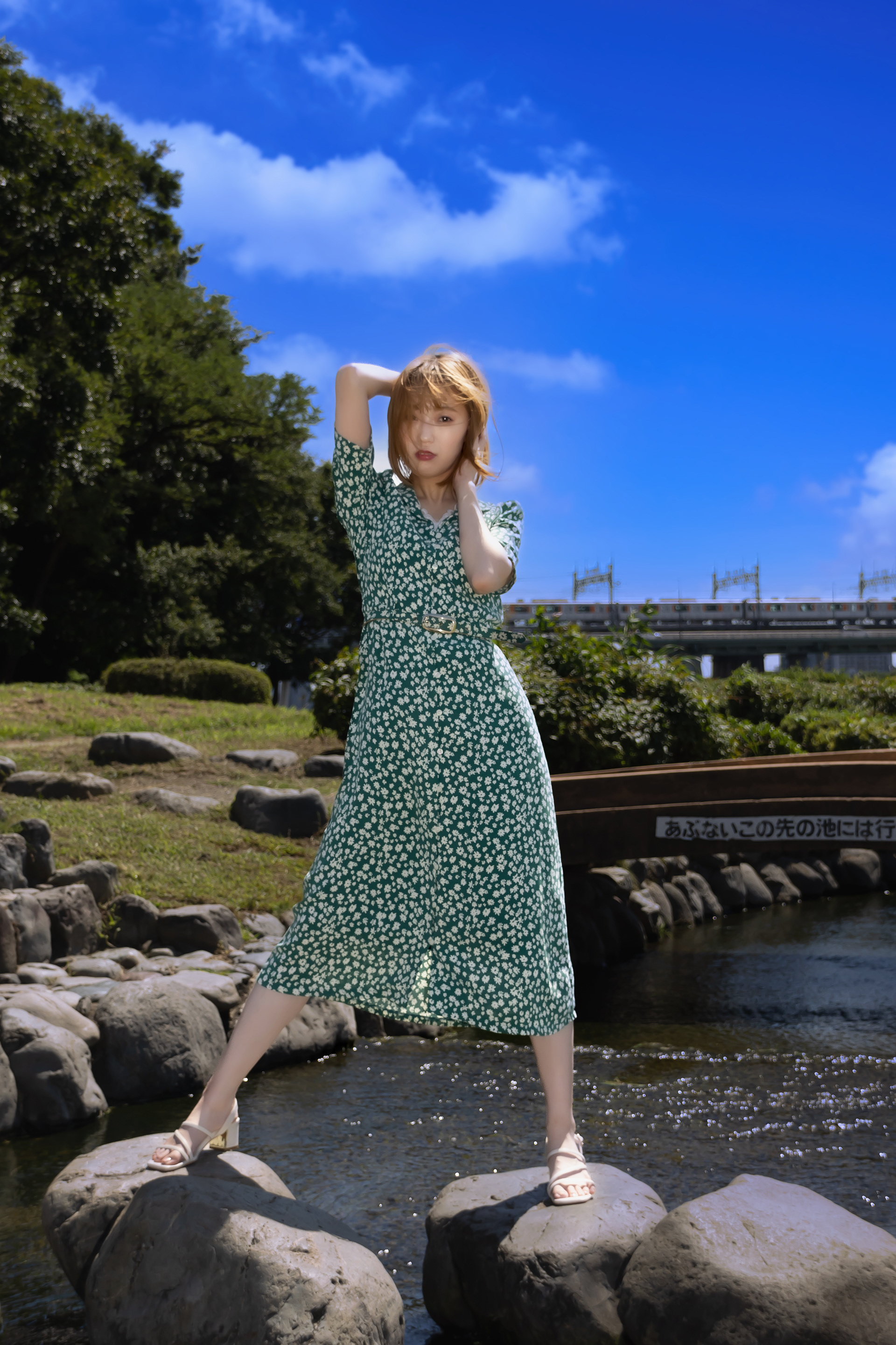 (工夫)日中シンクロ、レタッチ、空入換、日中シンクロでモデルの顔を明るく撮影、Luminar Neoを使って空を入れ換えてみました／(カメラ)CANON EOS R5／(レンズ)SIGMA 18-250mm F3.5-6.3 DC MACRO OS HSM／(撮影日)2022年9月10日／(撮影場所)二子玉川／(モデル)ゆきふぁー