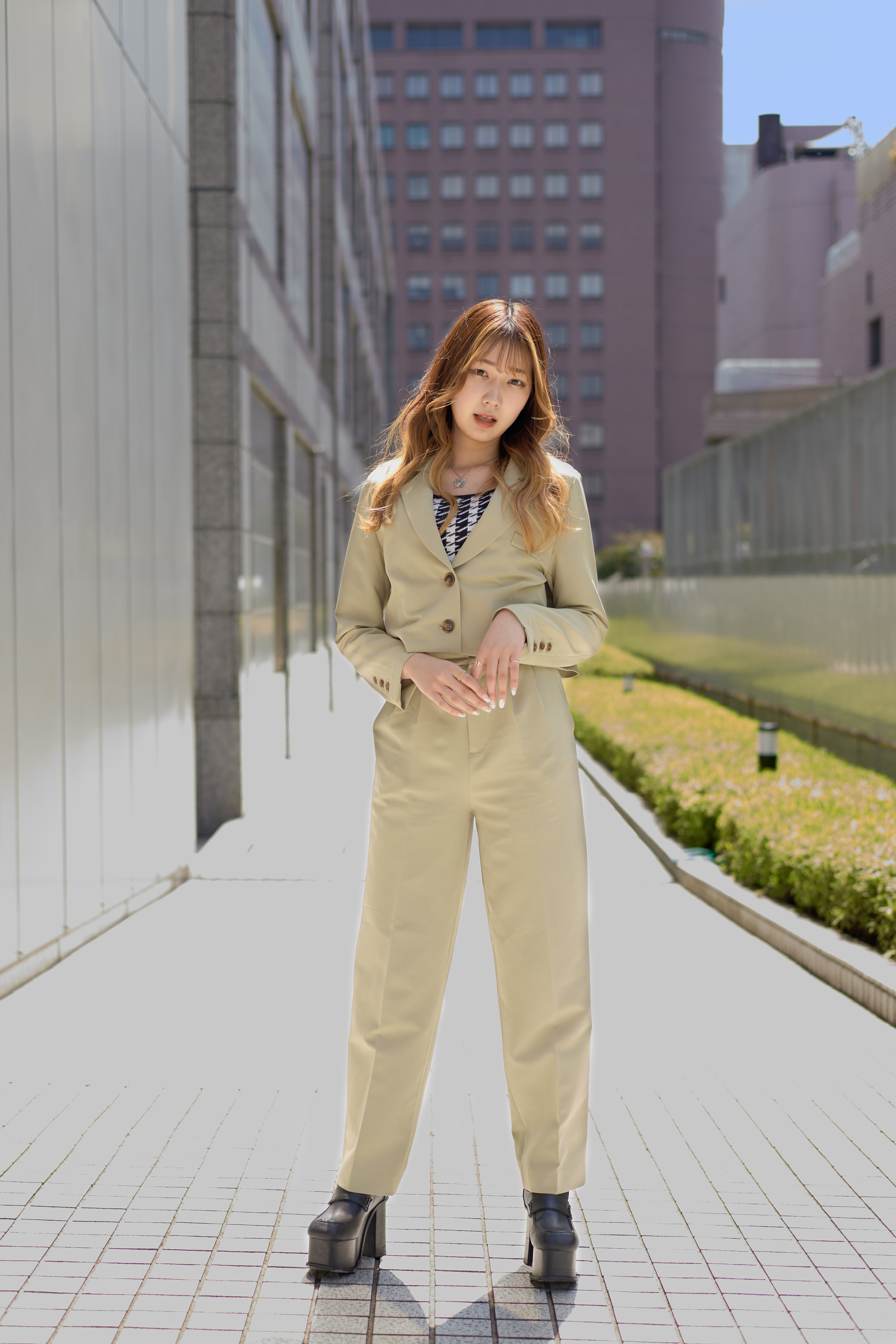 (工夫)日中シンクロ、露光調整、レタッチ、逆光でモデルの顔を明るく撮影、輝度レイヤを使って青空を再現しました／(カメラ)CANON EOS R5／(レンズ)CANON RF50mm F1.8 STM／(撮影日)2022年4月9日／(撮影場所)表参道／(モデル)ゆみ