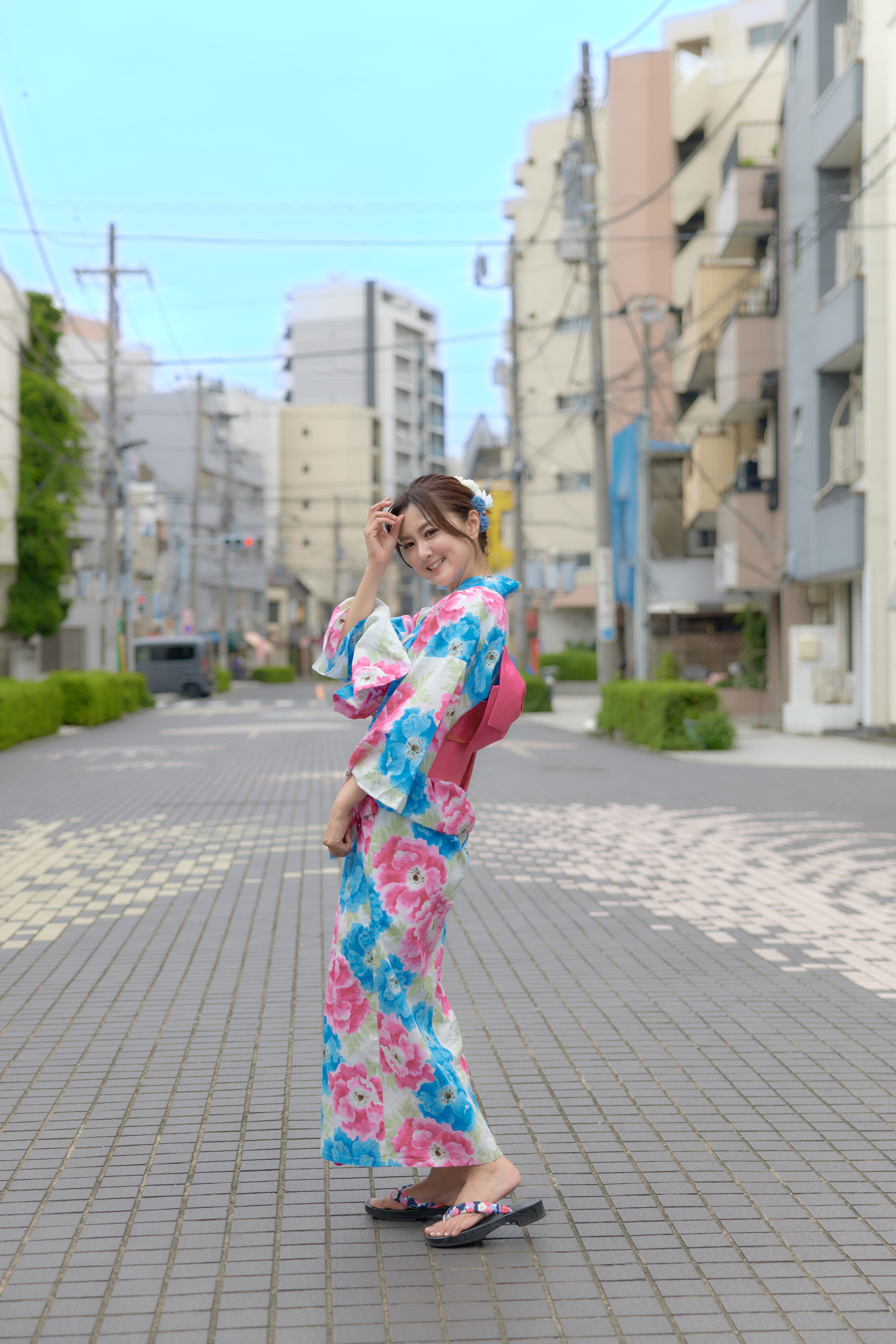 (工夫)日中シンクロ、露出調整、レタッチ、NDフィルタ、日中シンクロとNDフィルタで撮影、曇りがちの空を青く色付けし、浴衣姿のモデルを際立たせました／(カメラ)CANON EOS R5／(レンズ)CANON RF24-70mm F2.8 L IS USM／(撮影日)2022年8月20日／(撮影場所)隅田川 桜橋／(モデル)三宝愛久奈