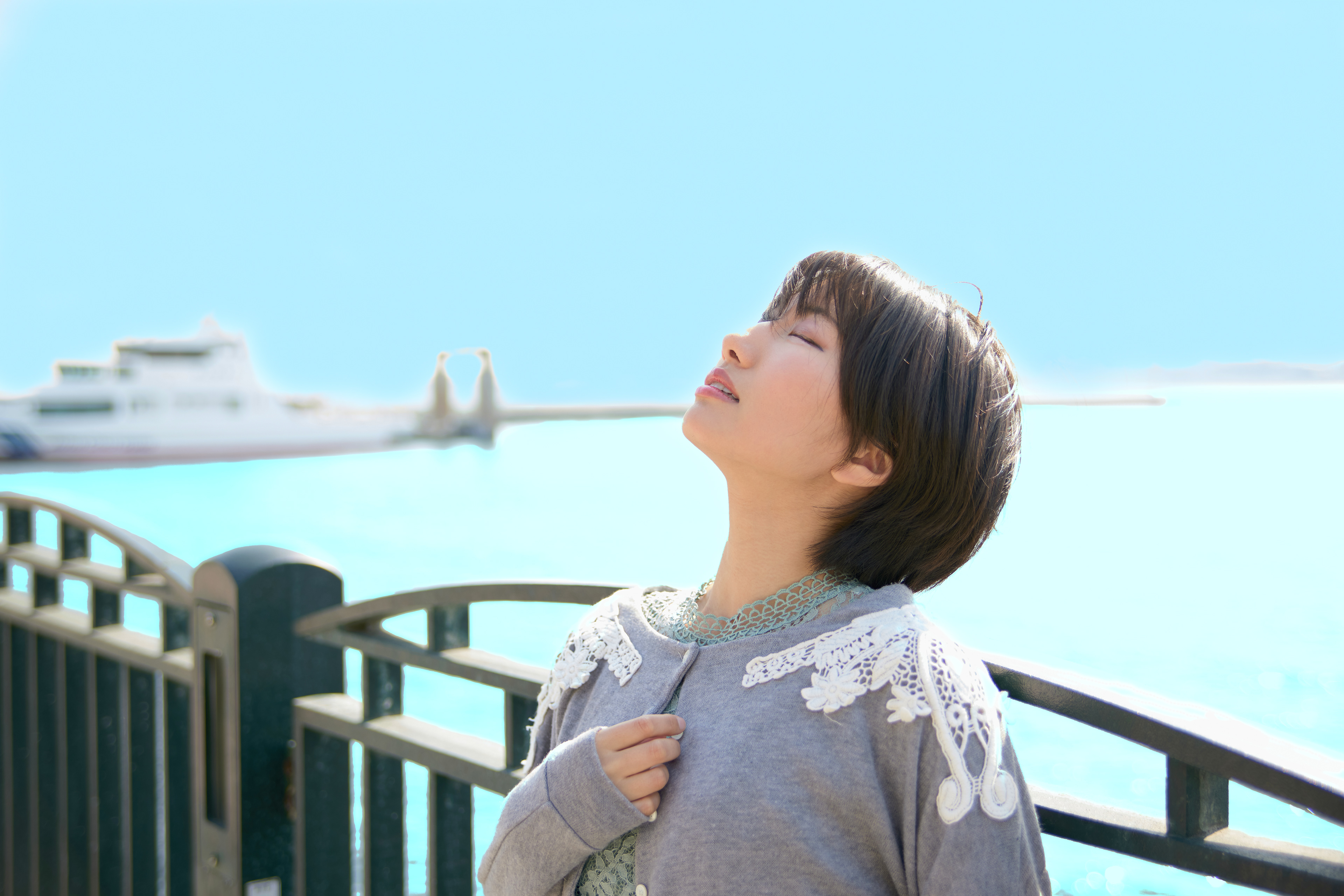 (工夫)JPG撮って出し、日中シンクロ、モデルの表情は最高、ストロボを使ったので空と海が露光オーバーで白くなったのですが、輝度レイヤで再現しました／(カメラ)CANON EOS R5／(レンズ)CANON RF50mm F1.8 STM／(撮影日)2022年3月12日／(撮影場所)お台場／(モデル)春咲佳代