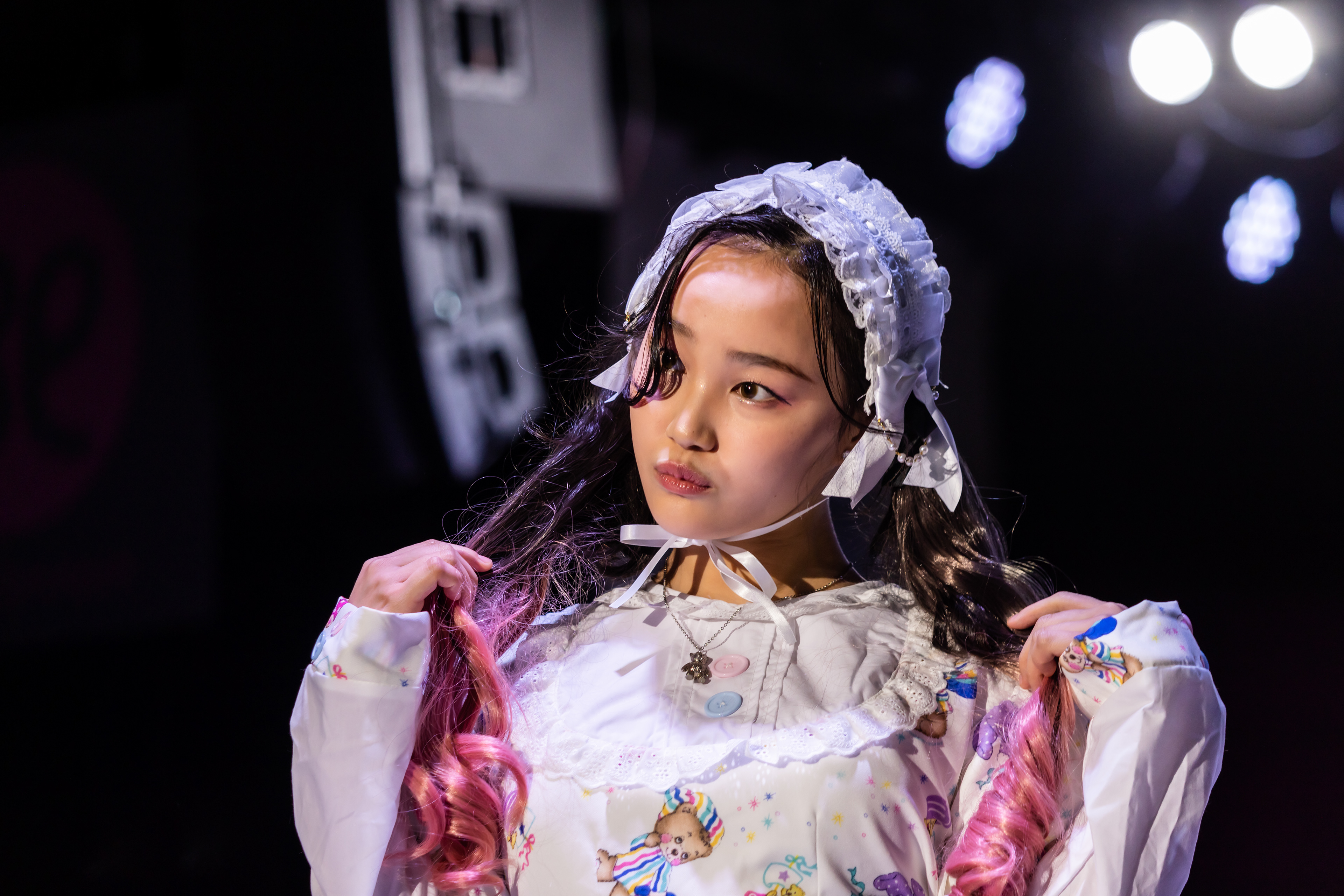 (工夫)初めてのファッションショーでの撮影です。ストロボ使用できなかったので、ISO感度を上げて、Lightroomでノイズを除去しました／(カメラ)CANON EOS R5／(レンズ)CANON EF70-300mm F4-5.6 IS II USM／(撮影日)2022年11月12日／(撮影場所)ベルエポック美容専門学校(原宿)／(モデル)レクレドールコレクション2022AW