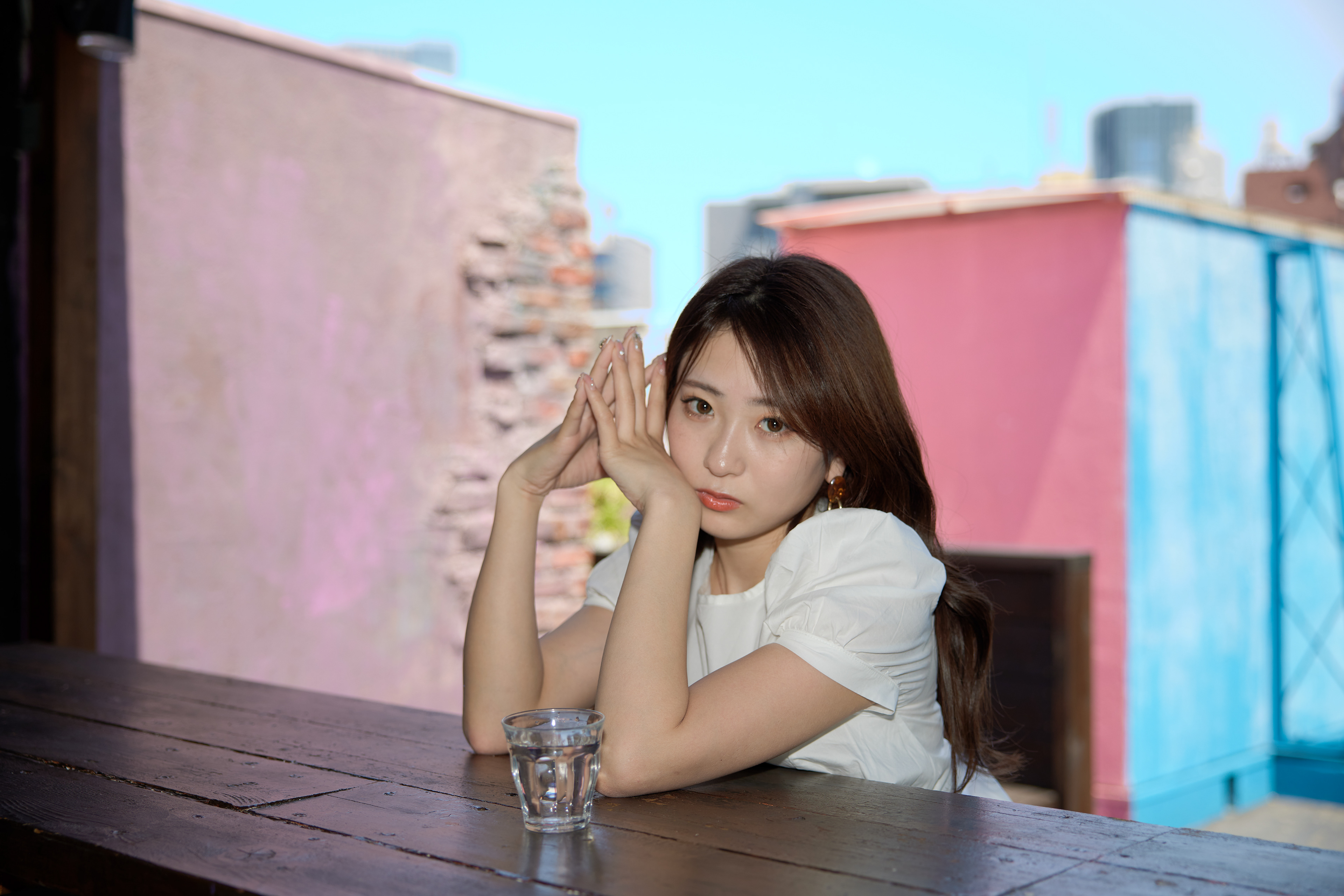 (工夫)日中シンクロ、露出調整、レタッチ、肌を白く滑らかにしましたが、薄曇りの日だったのですが、輝度レイヤをつかって青空にしました／(カメラ)CANON EOS R5／(レンズ)CANON RF24-70mm F2.8 L IS USM／(撮影日)2022年5月4日／(撮影場所)studio Debbie's／(モデル)結海