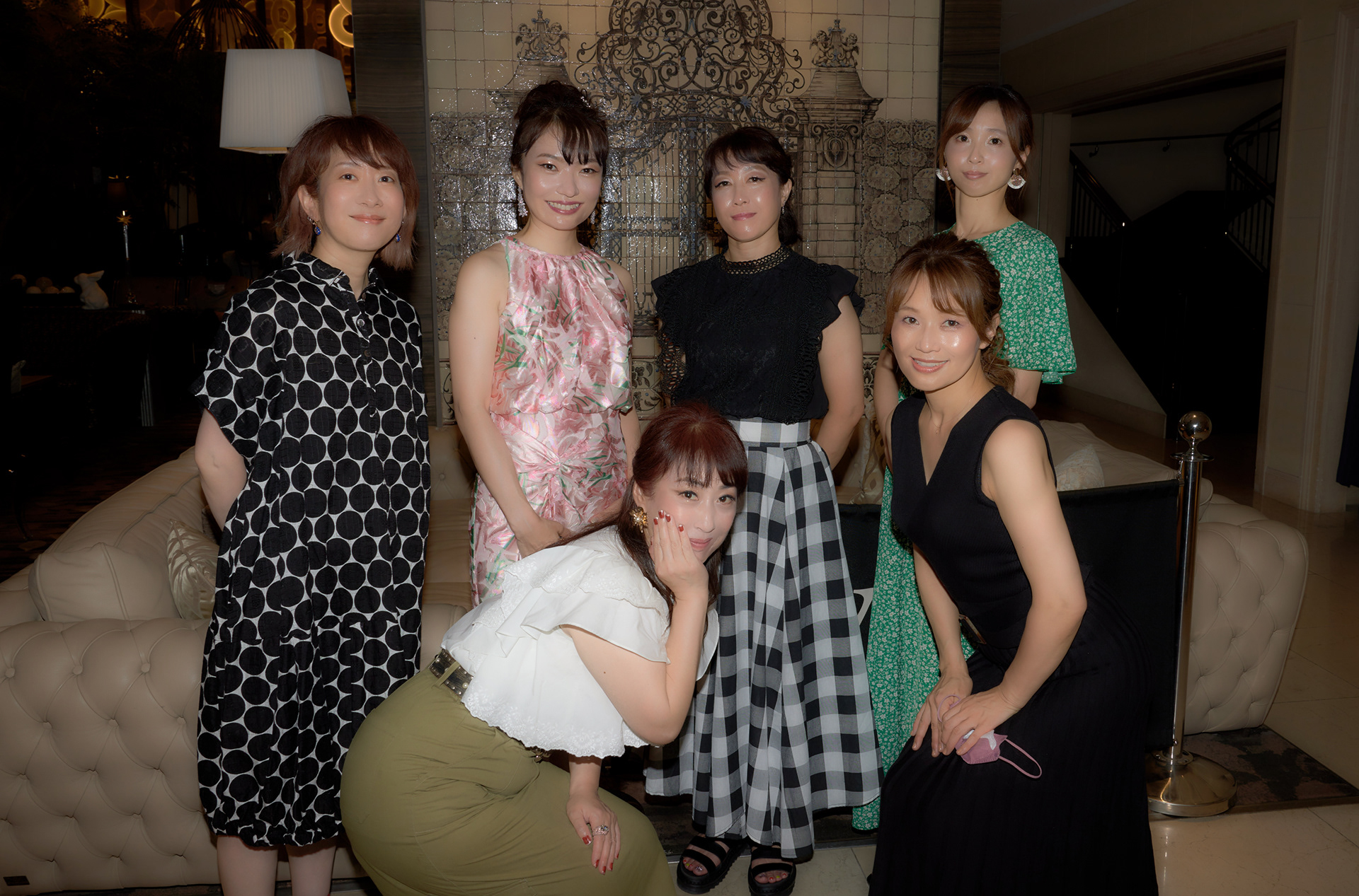 (工夫)ストロボ撮影、露出調整、レタッチ、モデルのSanaさんとそのお友達の写真、かなり暗いカフェでしたのでストロボとレタッチで肌をきれいにしました／(カメラ)CANON EOS R5／(レンズ)CANON RF24-70mm F2.8 L IS USM／(撮影日)2022年7月17日／(撮影場所)ザ ストリングス 表参道／(モデル)Sana