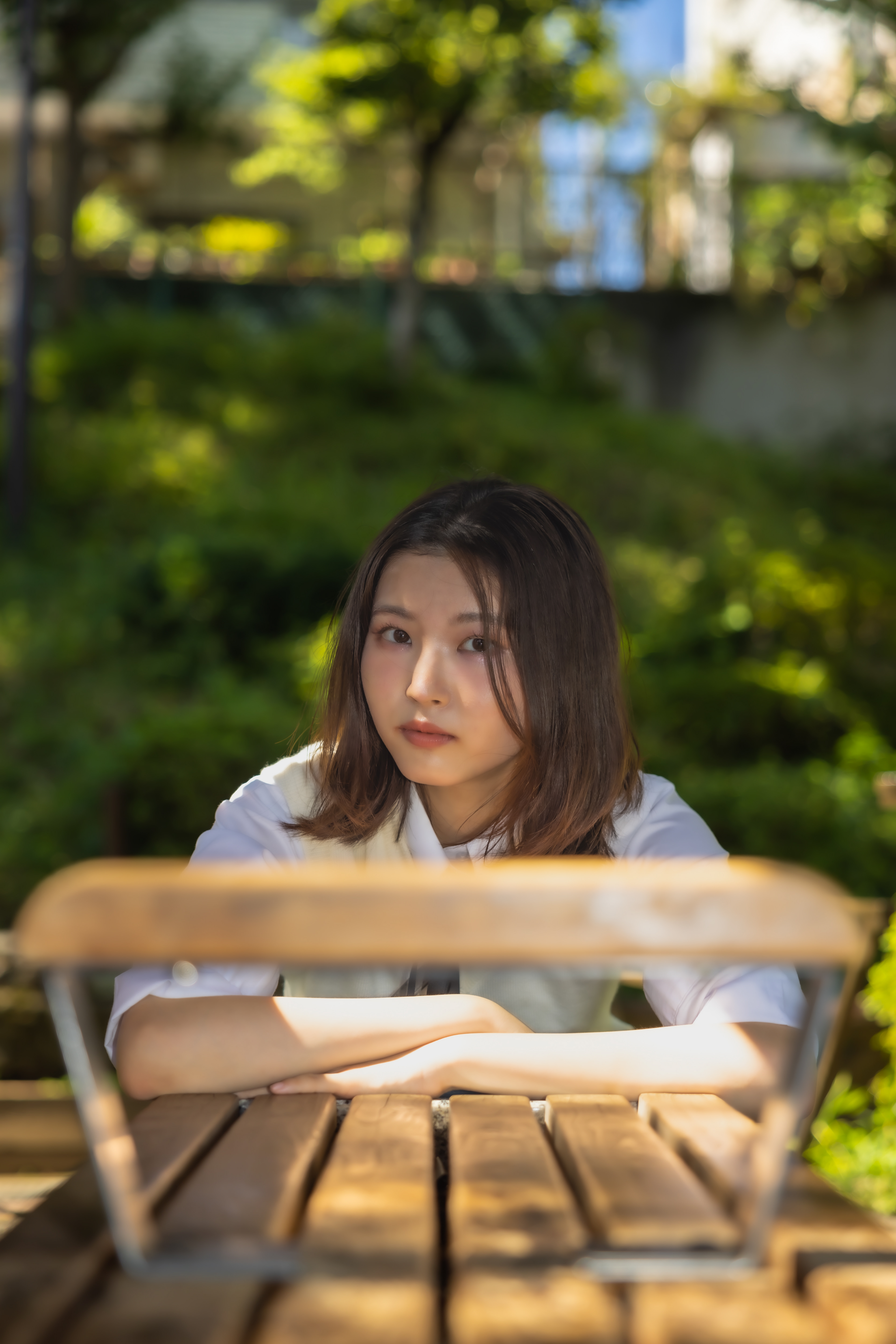 (工夫)緑の多い都内の公園でストロボとNDフィルタを使って、モデルと背景の緑をきれいに再現しました／(カメラ)CANON EOS R5／(レンズ)CANON RF24-70mm F2.8 L IS USM／(撮影日)2022年9月25日／(撮影場所)須藤公園／(モデル)あめり