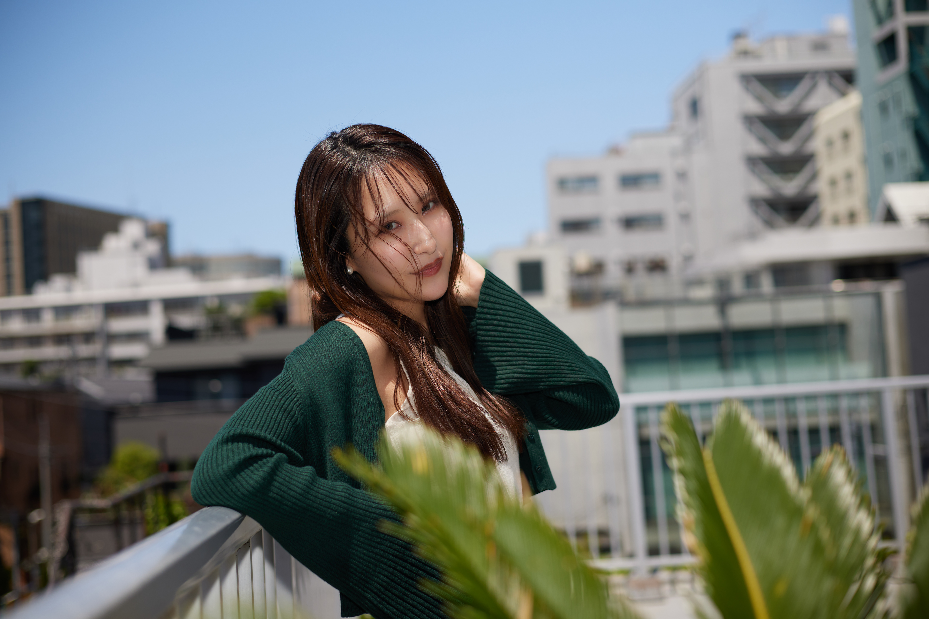 (工夫)日中シンクロ、露出調整、レタッチ、NDフィルタ、NDフィルタを使ってストロボ使用時にも青空をきれいに撮影／(カメラ)CANON EOS R5／(レンズ)CANON RF50mm F1.8 STM／(撮影日)2022年4月30日／(撮影場所)LIGHT BOX STUDIO青山／(モデル)Maho