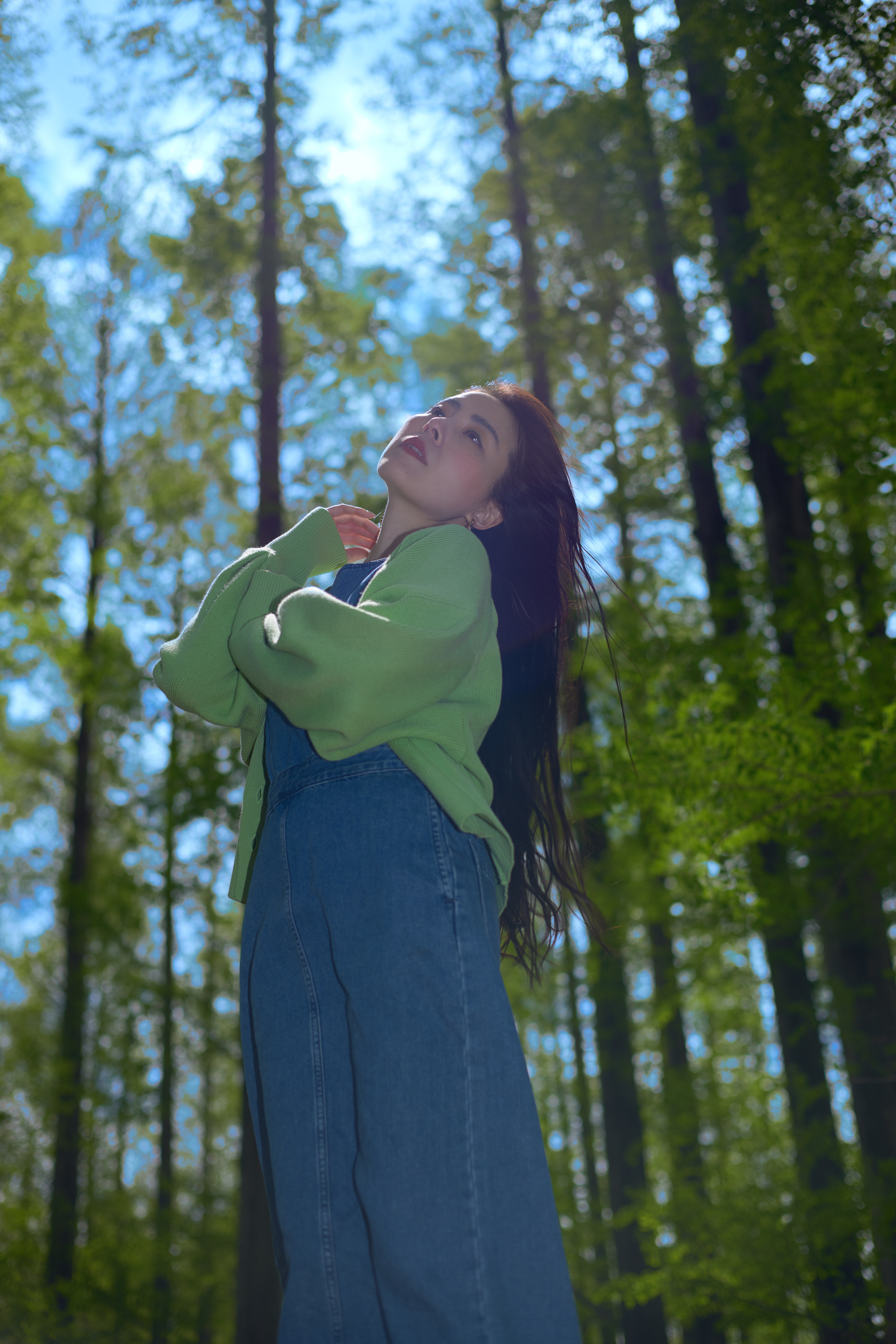 (工夫)日中シンクロ、逆光で日中シンクロ、エモイ写真になったと思います／(カメラ)CANON EOS R5／(レンズ)CANON RF50mm F1.8 STM／(撮影日)2022年4月16日／(撮影場所)水元公園／(モデル)Maya Akimoto