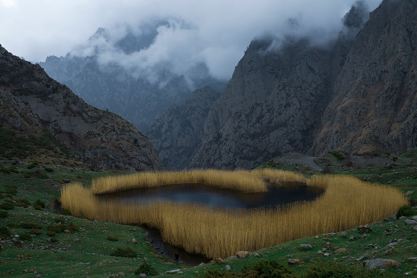 Agnieszka Stachura photography Georgia Caucasus - beautiful lake hidden in the mountains. Gruzja, Kaukaz, okolice Kazbegi