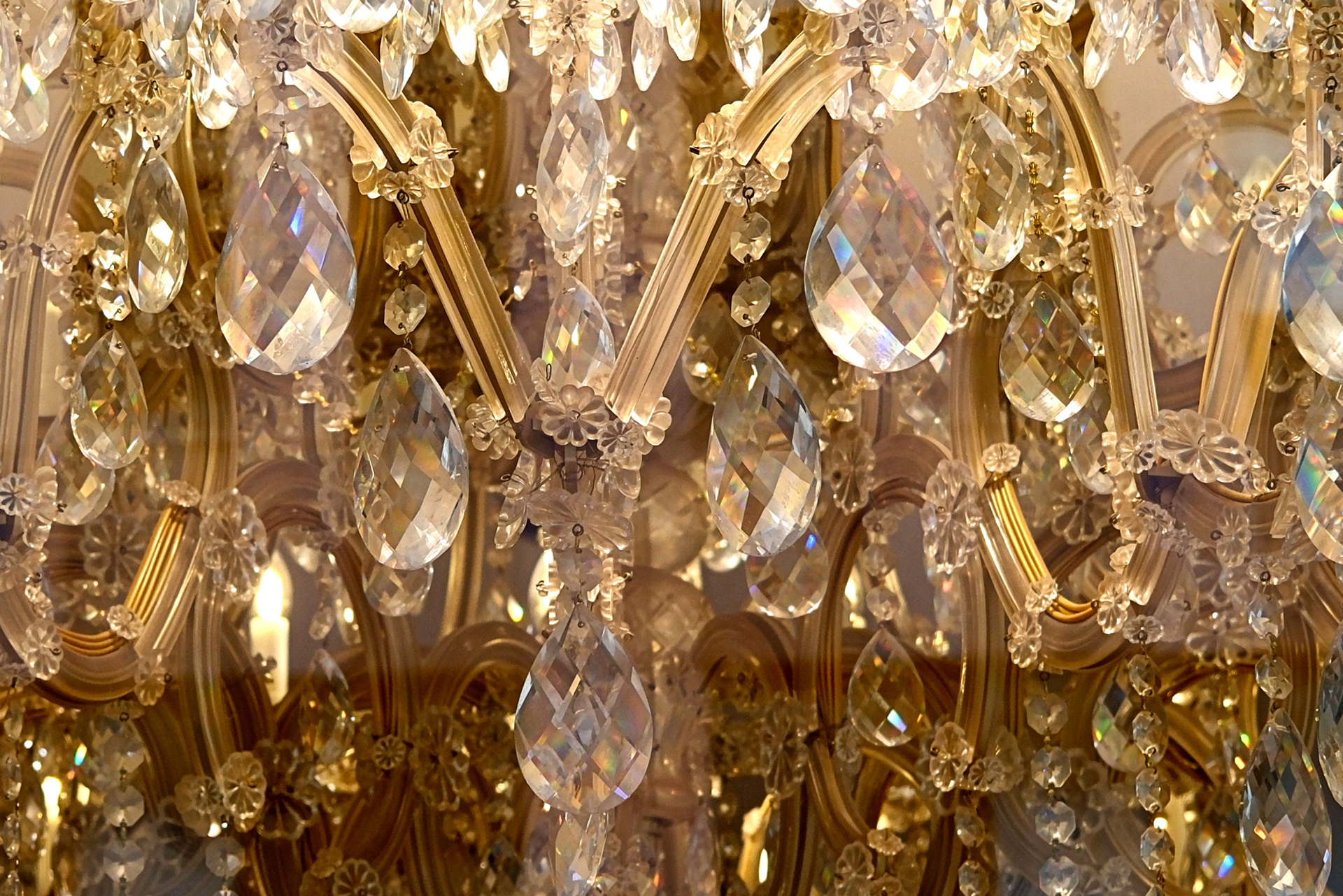 Blick aus dem Inneren eines Kronleuchters nach außen