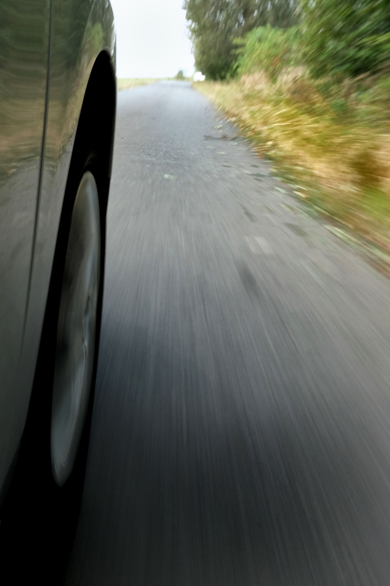 Bewegung wirkt um so schneller, je näher Bezugspunkte wie Strassenränder, Bäume, Grundflächen sind