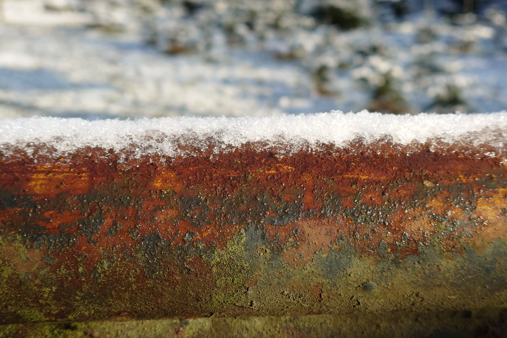 Winterliche Nahaufnahme der Metallstrebe eines Einhege-Geländers im Wald bei Frössen, Thüringen