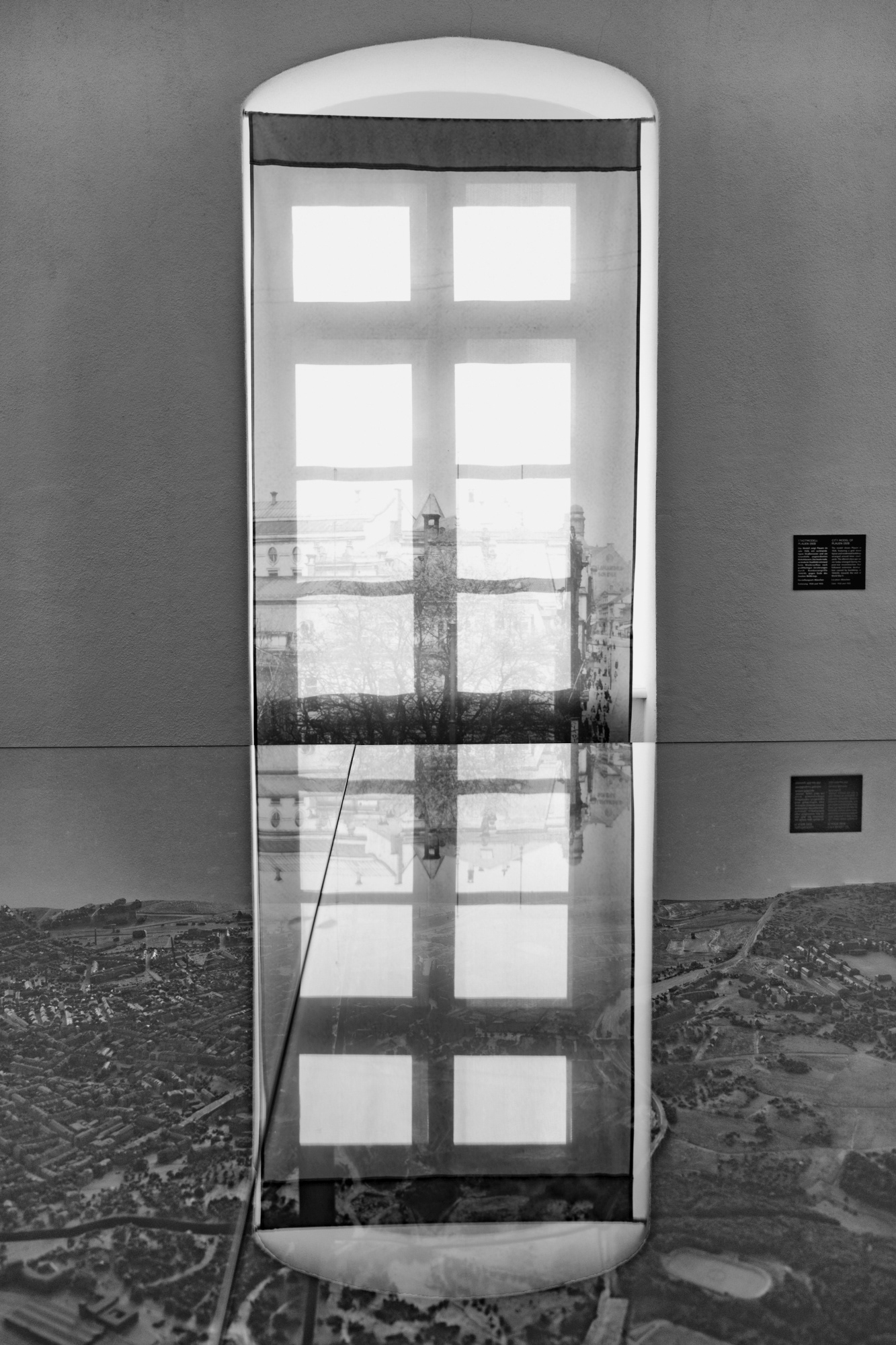 Symmetrische Lichtspiegelung auf einer Glasvitrine, Manufaktur der Fäden, Plauen