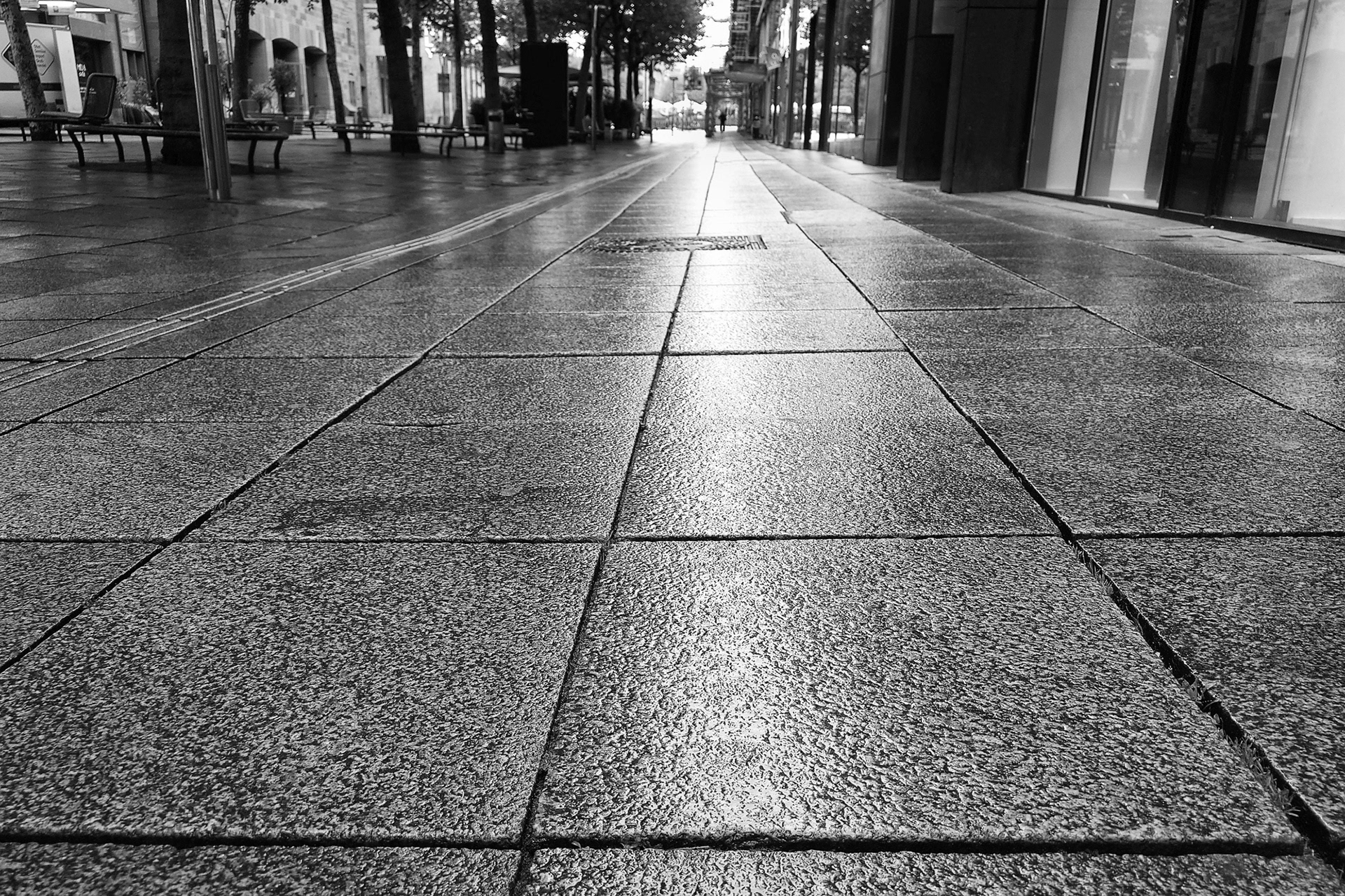 Schuh-Perspektive auf die Stuttgarter Königstraße, an einem frühen Samstagmorgen