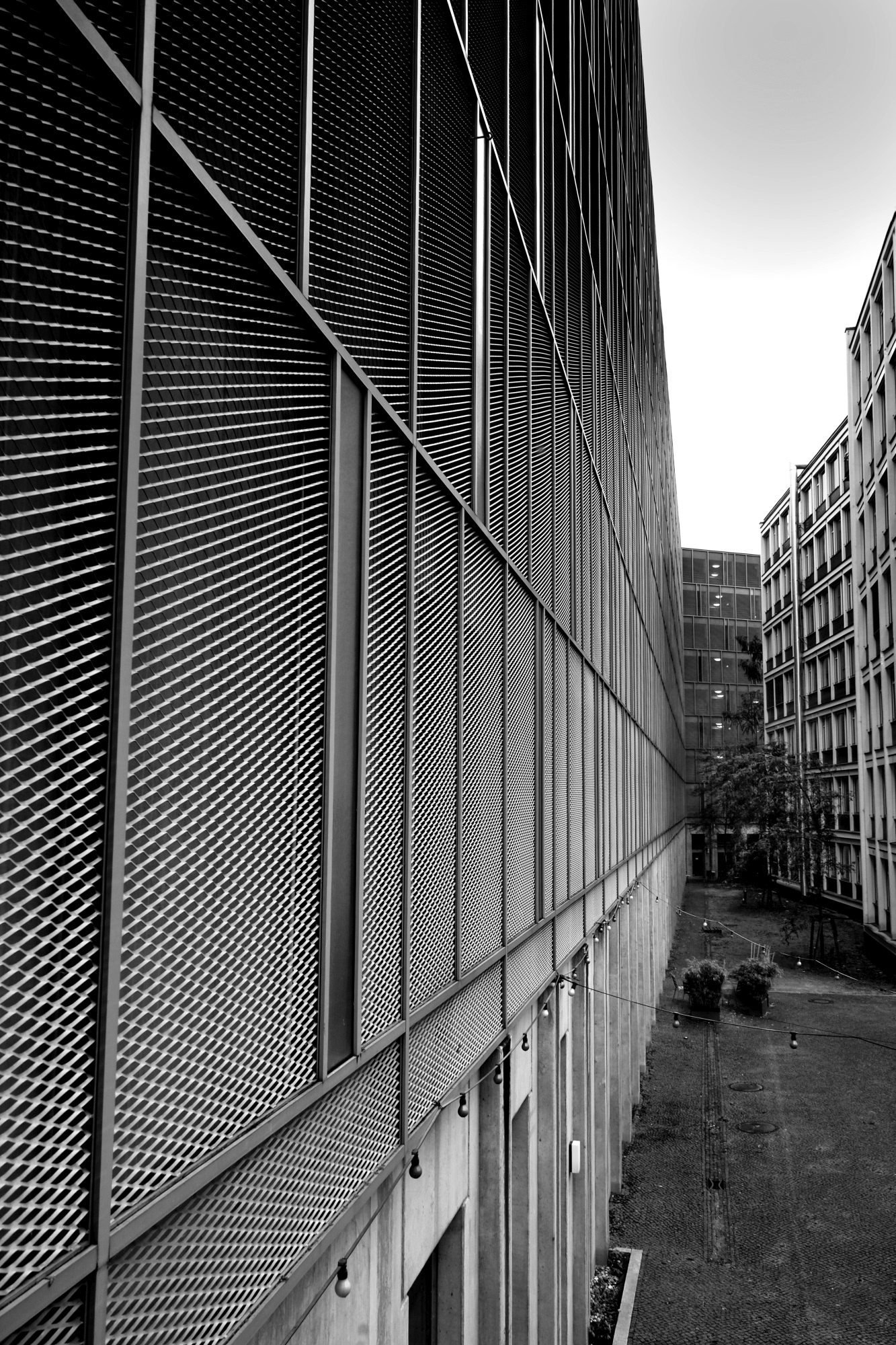 Perspektive entlang einer Fassade in einen Berliner Hinterhof. Anders als zu Heinrich Zilles Zeiten wird dieser Hinterhof von modernen Gebäuden umgeben, ist aber trotzdem so eng und dunkel wie auf manchen seiner alten Zeichnungen.