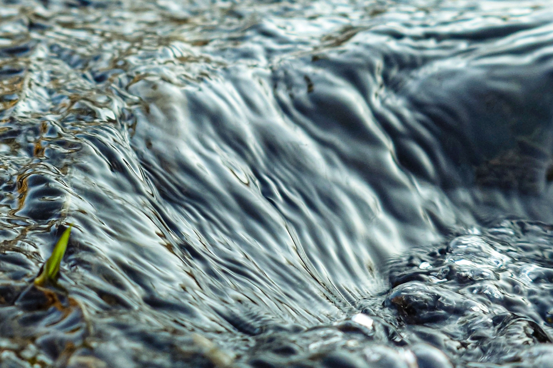 Strömung mit Wasserstrudel, knapp oberhalb der Wasseroberfläche aufgenommen, Rohrbach bei Zedtwitz