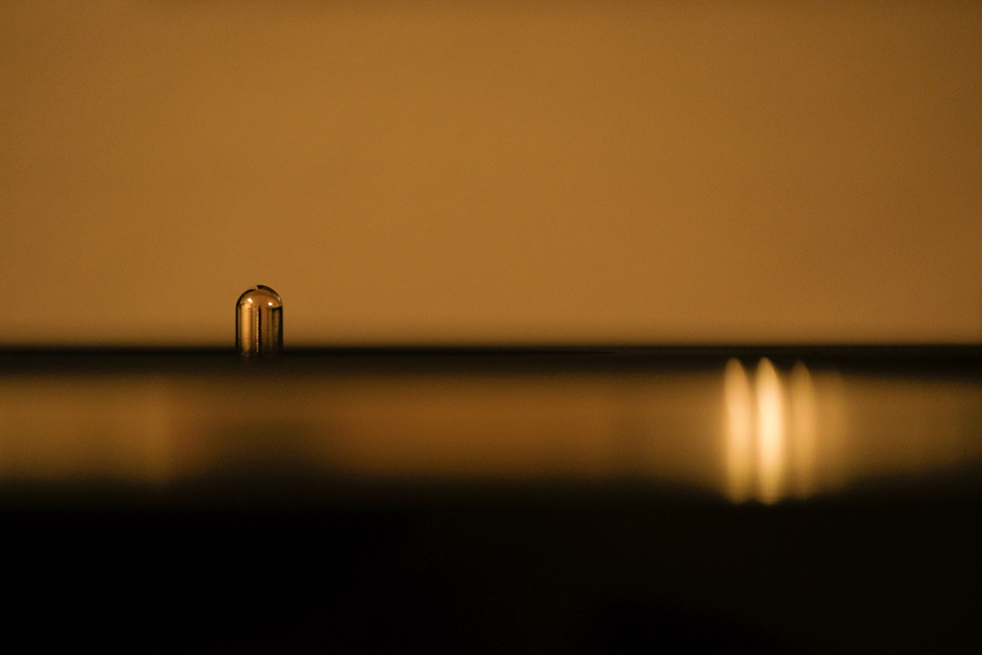 Blick auf Plattenteller und Aufnahmedorn eines Schallplattenspielers, aus seitlicher Perspektive