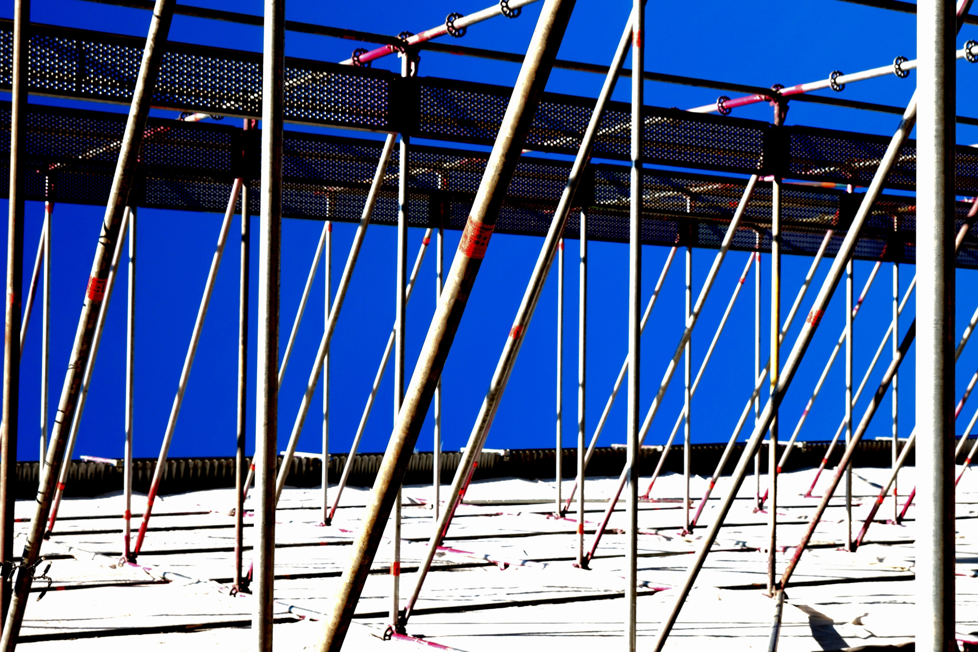 Oder eher Hochbau-Gerüst? Gesehen an einer Fassade in Zwickau. Aufnahme um 90 Grad nach links gedreht, bearbeitet mit Kontrastverstärkung und Farbangleichung.