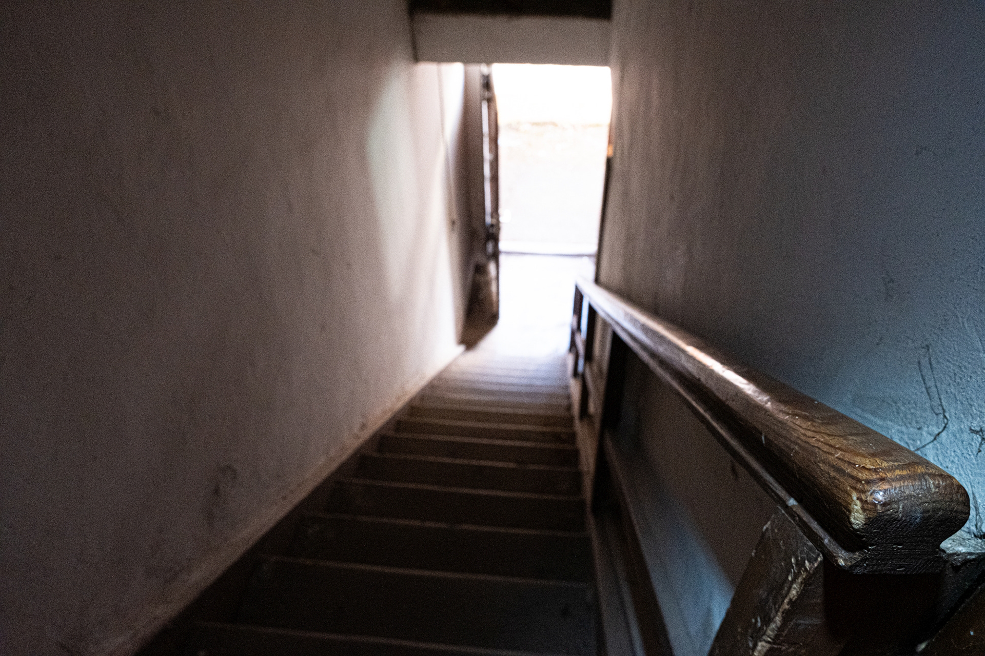 Perspektive vom oberen Treppenabsatz auf einen Nebeneingang eines Fabrikgebäudes. Auch dieses Foto entstand in der alten Fabrik in Arzberg.