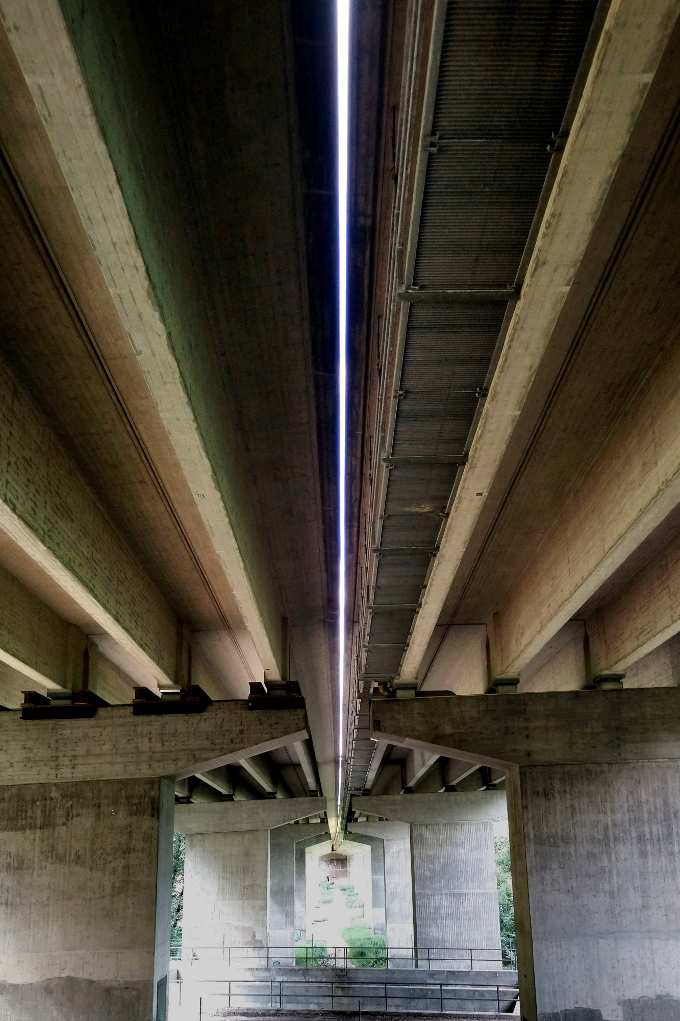 Der Blick von unten nach oben: Autobahnbrücke der A71 im Bamberger Land