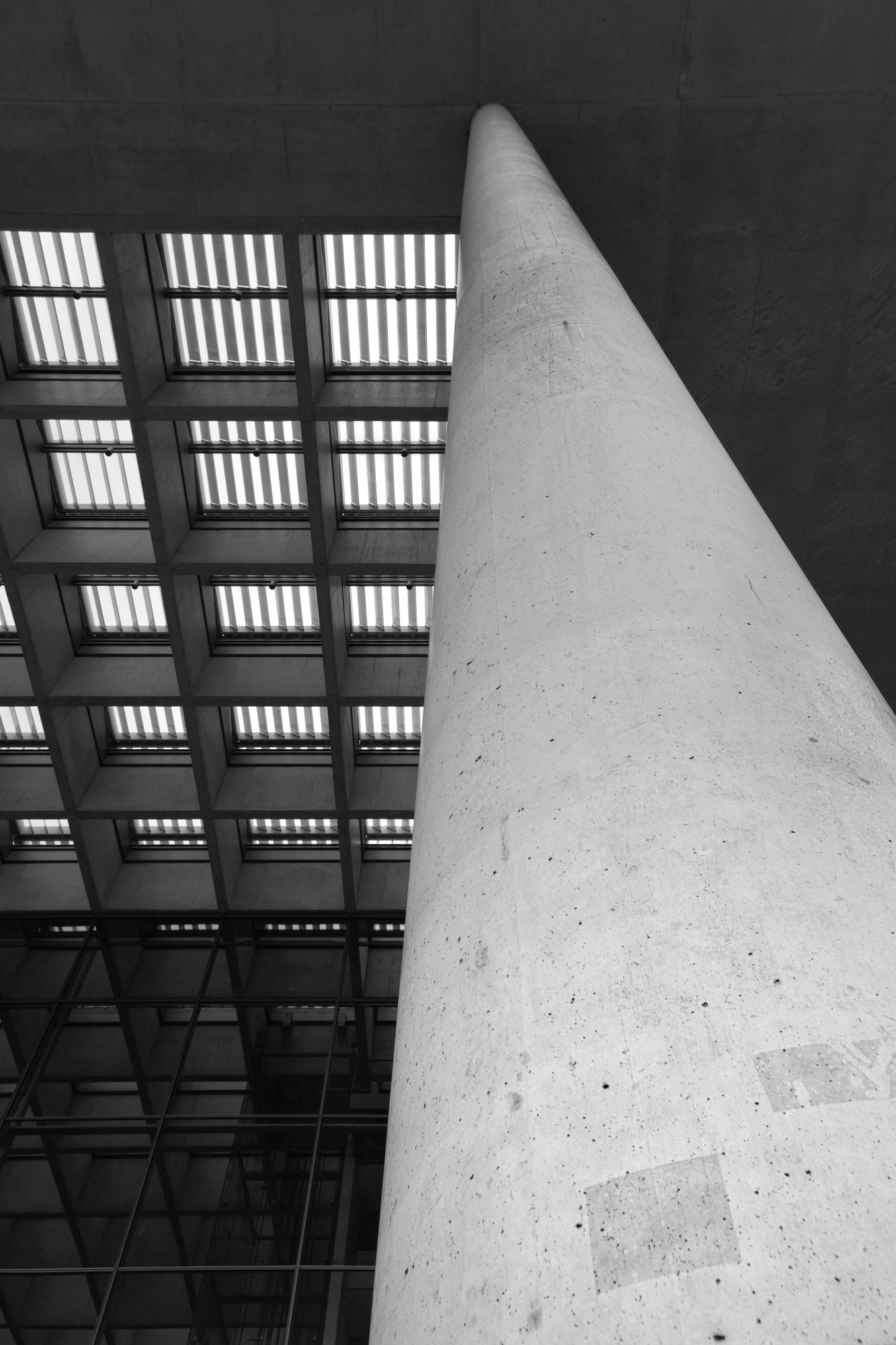 Stützpfeiler im Paul-Loebe-Abgeordnetenhaus am Tag der Deutschen Einheit, Spreeufer, Berlin