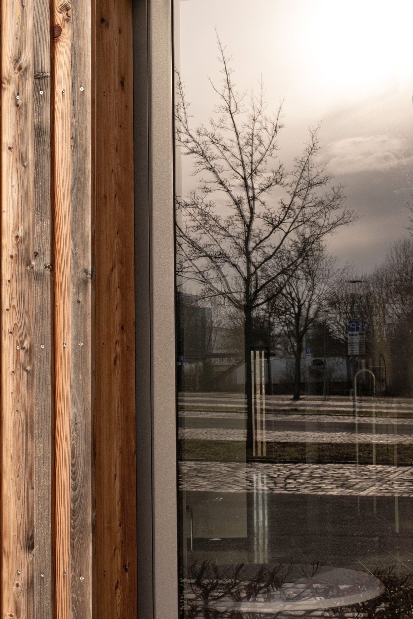 Spiegelung in einem Fenster am Gebäude der Klangmanufaktur, Parkplatz am Hofer Theater