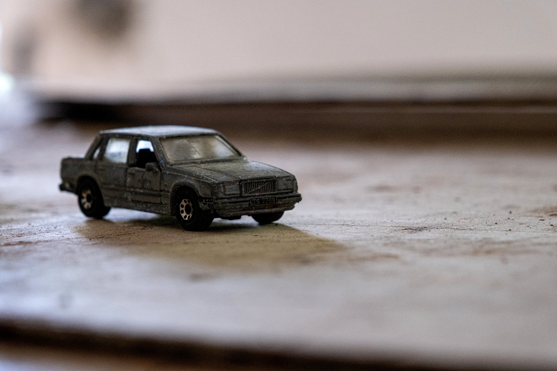 Die Aufnahme entstand in einer früheren Fabik in Arzberg: verlassen auf einer Werkbank stand da ein altes Modellauto. Fotografiert wurde die Perspektive auf den Volvo aus der Tischplattenebene.