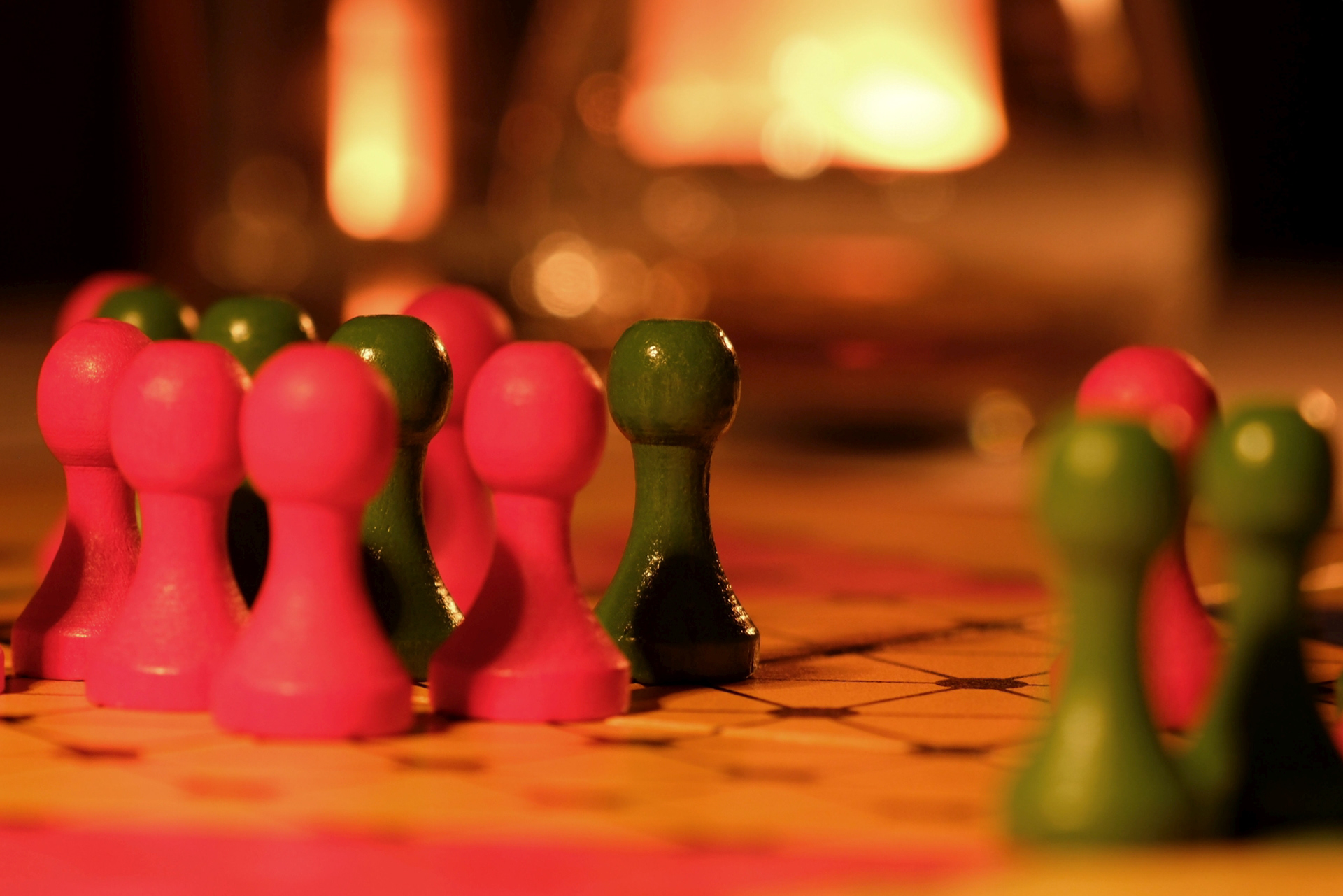 Perspektive aus der Spielfigurenebene eines Brettspiels