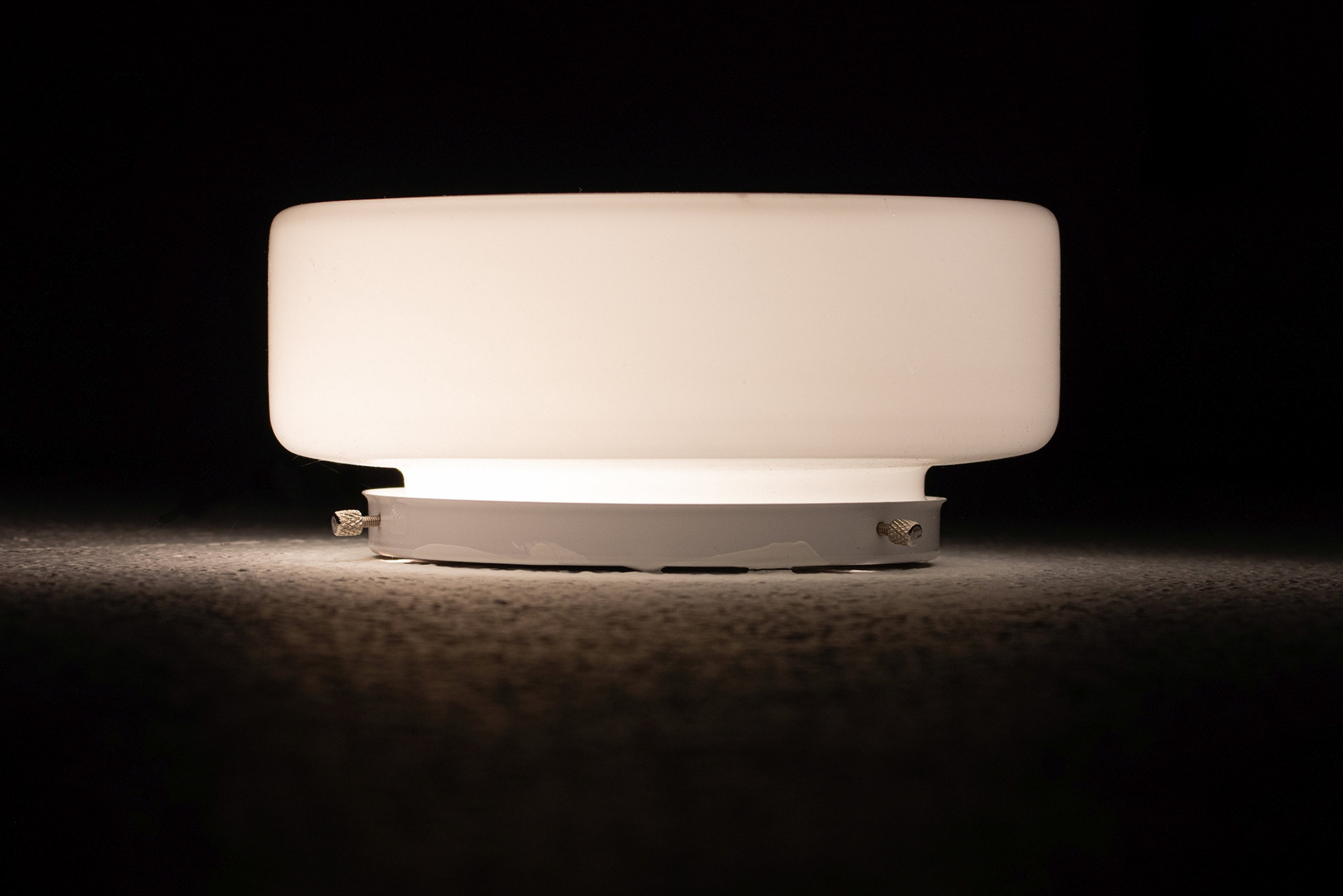 Blick auf Deckenlampe, gesehen aus Zimmerdecken-Perspektive