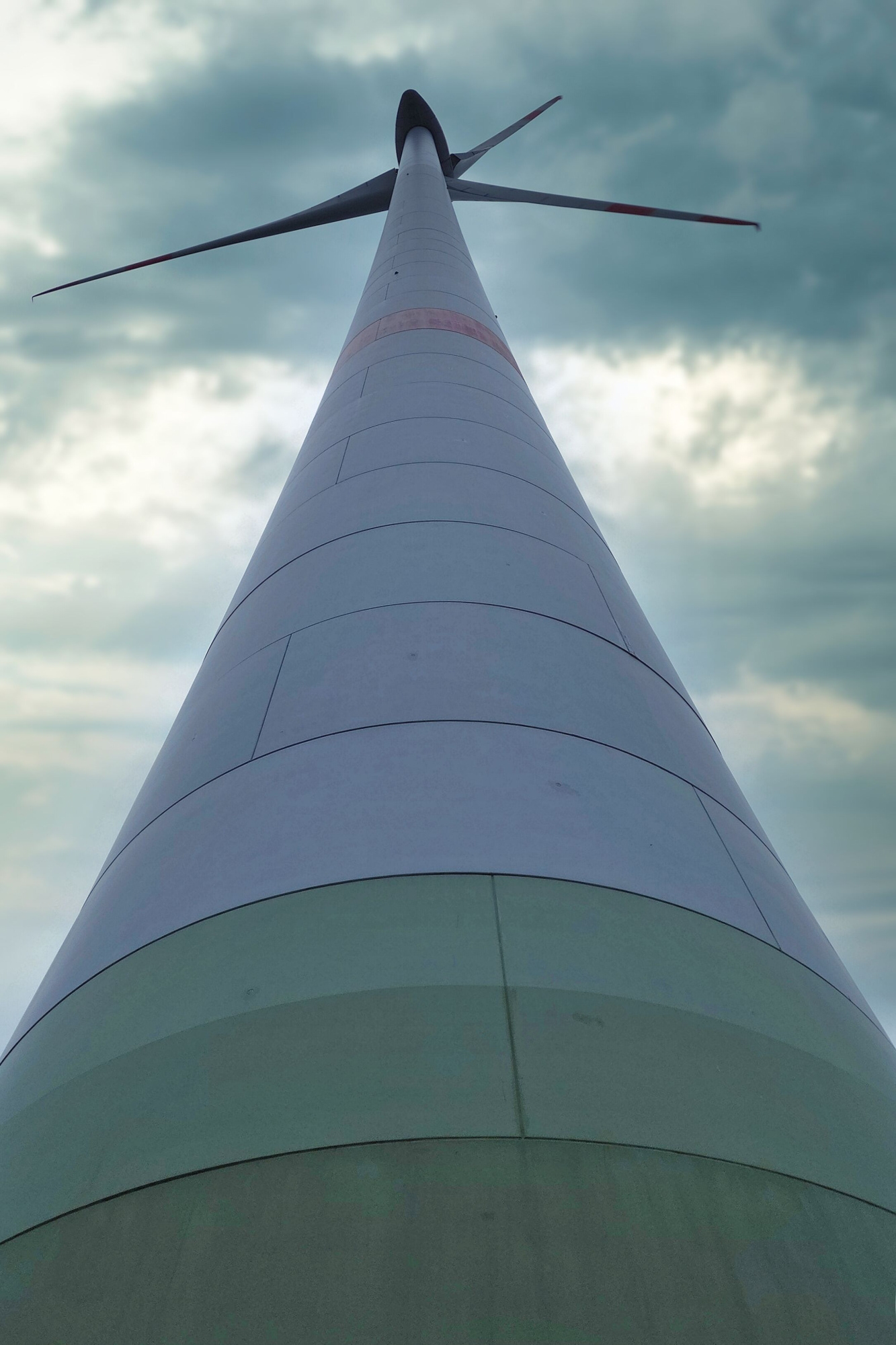 Eines der Windräder im Zedtwitzer Forst. Wenn man direkt darunter steht, kann die schnelle Bewegung der riesigen Rotorblätter und das Geräusch verdrängter Luft ziemlich eindrucksvoll sein.
