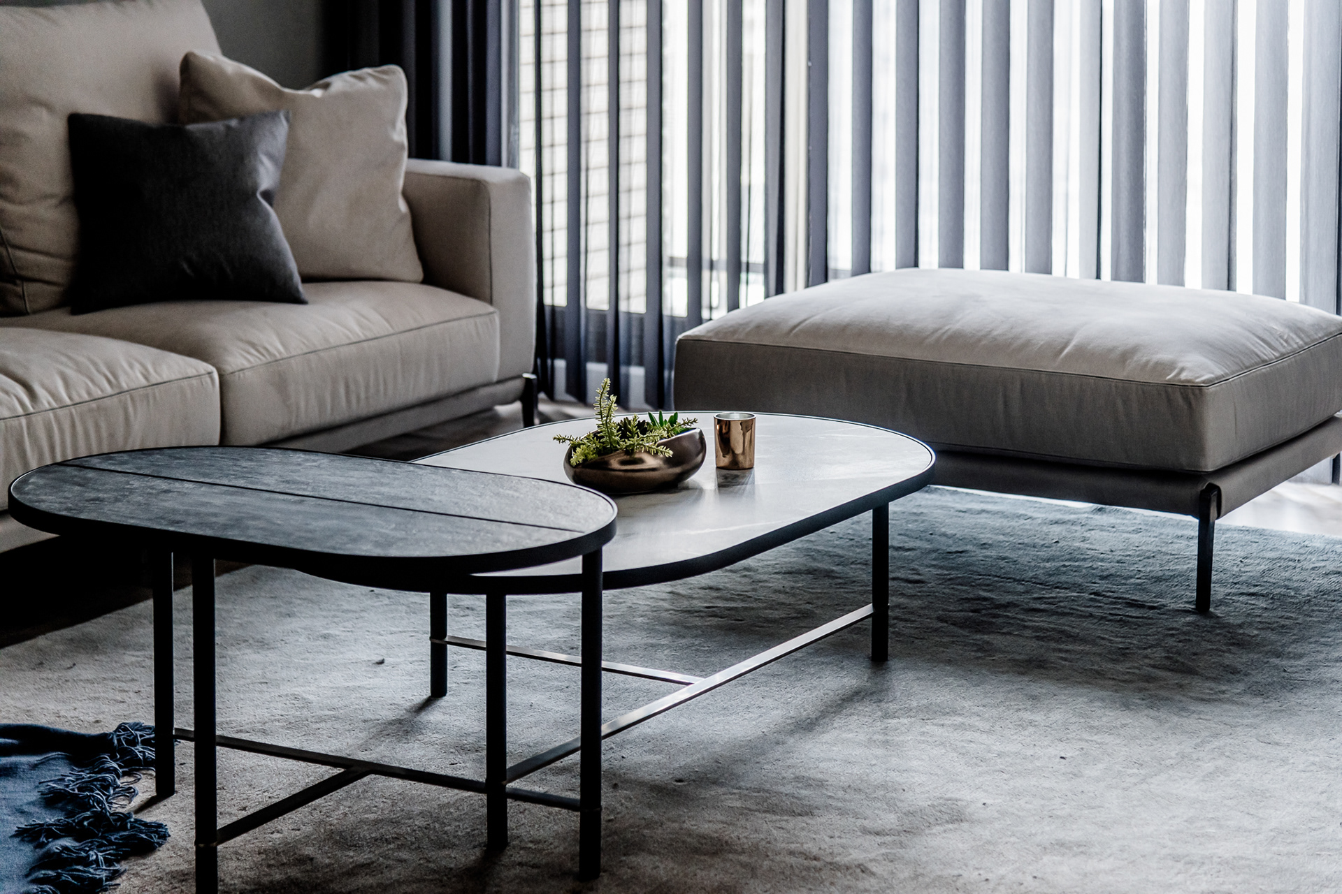 掠光浮島, 小豪宅, 客廳, 起居室, living room, family room, 沙發, sofa, couch, 電視, TV, 窗簾, curtains, drapes, 天花板, ceiling, 超耐磨地板, laminate flooring, 築本國際設計, rootlocus, interior design, A' Design Award Winner 2021A'Design Award Winner in Interior Space and Exhibition Design Category, 2020 - 2021.