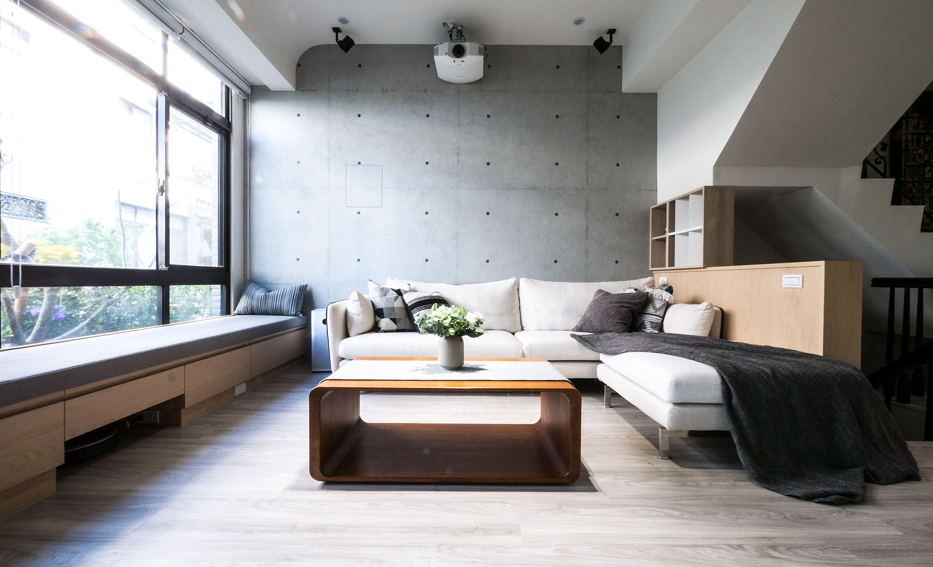 午後青鳥, 客廳, living room, 沙發, sofa, couch, 臥榻, lounge, 木質, 溫潤, woody, 仿清水模塗料, simulated architectural concrete coating , simulated fair-faced concrete coating, 電視牆, TV wall, 超耐磨地板, laminate flooring, 仿大理石磁磚, simulated marble ceramic tile, 築本國際設計, rootlocus, interior design
