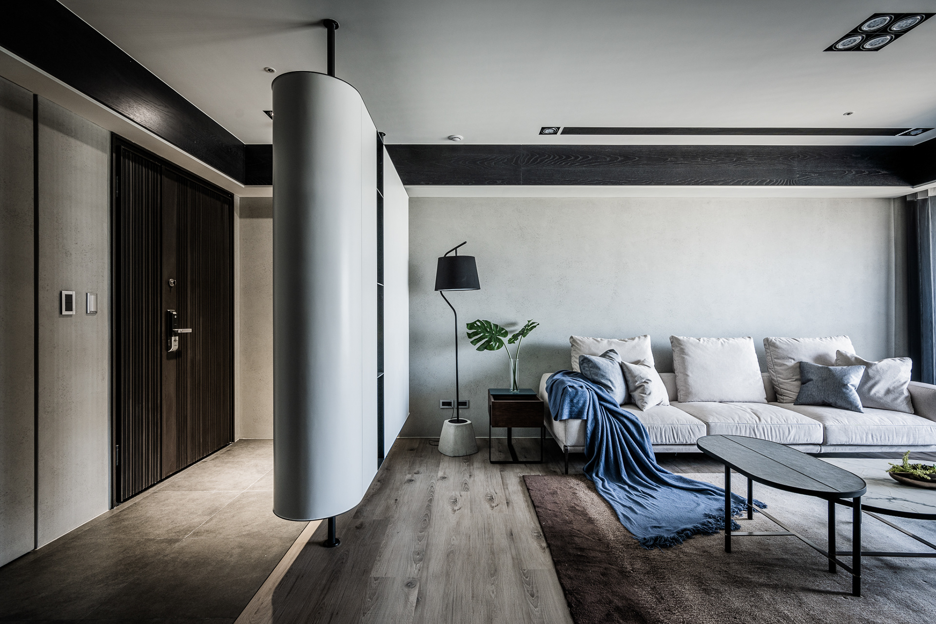 掠光浮島, 小豪宅, 玄關, 走廊, 落塵區, entryway, entry, entrance, hallway, 鞋櫃, shoe cabinet, 客廳, 起居室, living room, family room, 電視牆, TV wall, 超耐磨地板, laminate flooring, 築本國際設計, rootlocus, interior design, A' Design Award Winner 2021A'Design Award Winner in Interior Space and Exhibition Design Category, 2020 - 2021.