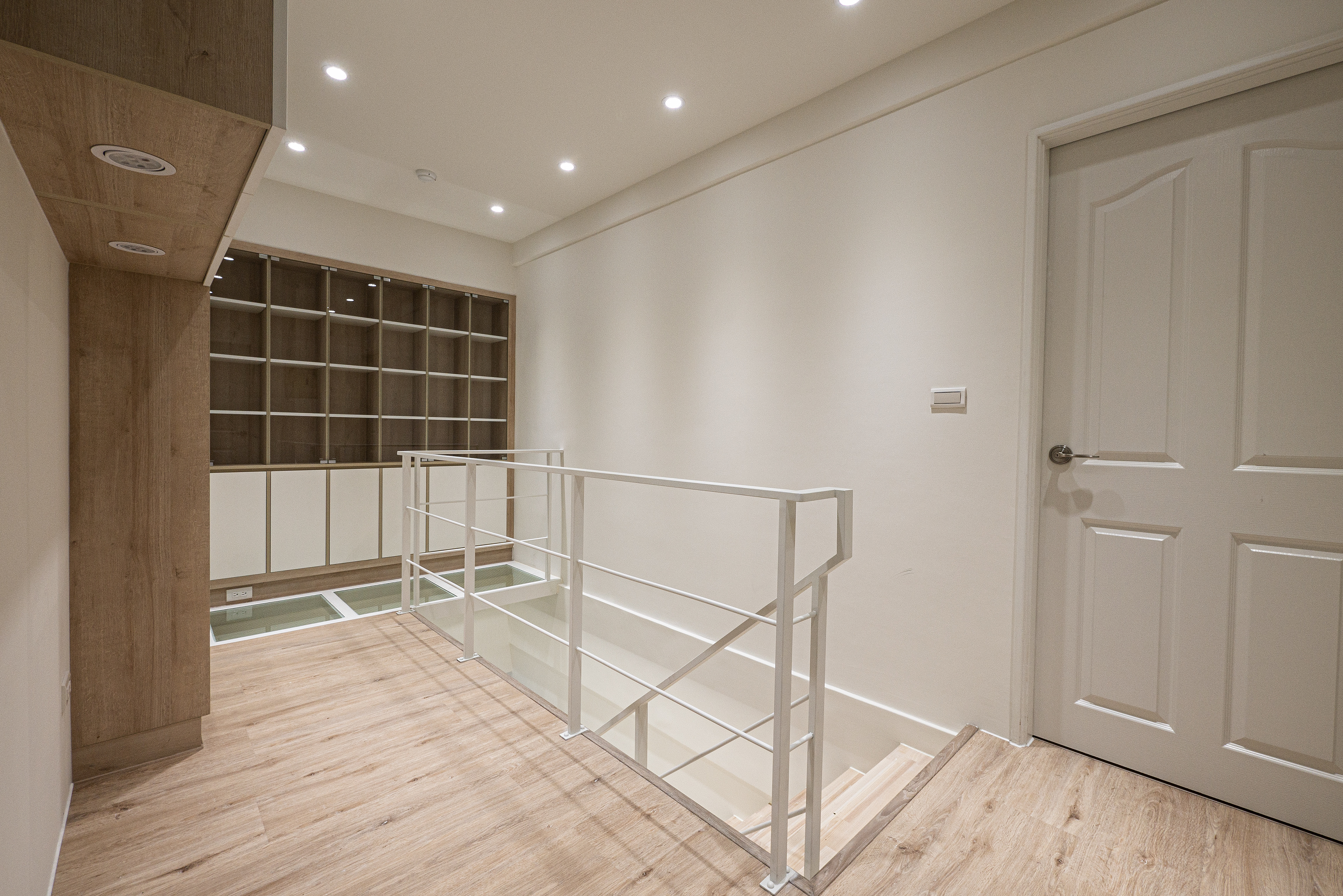 無垢宅, 木質, 溫潤, woody, 超耐磨地板, laminate flooring, 樓梯, staircase, 扶手, handrail, 書櫃, bookcase, 鋼絲玻璃, 鋼化玻璃, 裝甲玻璃, armoured glass, 木質天花板, woody ceiling, 築本國際設計, rootlocus, interior design