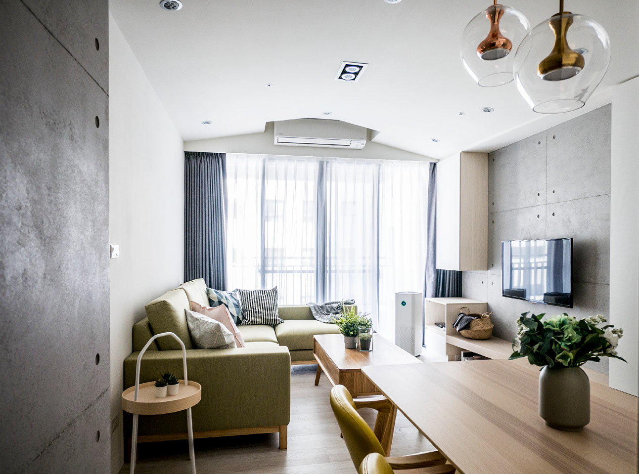 覓靜, 餐桌, dining table, 吊燈, pendant, 客廳, living room, 電視, TV, 電視牆, TV wall, 矮桌, coffee table, 茶几, 小桌子, end table, 仿清水模塗料, simulated architectural concrete coating , simulated fair-faced concrete coating, 紗簾, gauze curtain, sheer curtain, 蛇行簾, tempo Wave curtain, 吊隱式冷氣, 隱藏式冷氣, 懸吊式冷氣, 吊掛隱藏式分離空調, ceiling concealed split air conditioner, 木質, 溫潤, woody, 超耐磨地板, laminate flooring, 築本國際設計, rootlocus, interior design