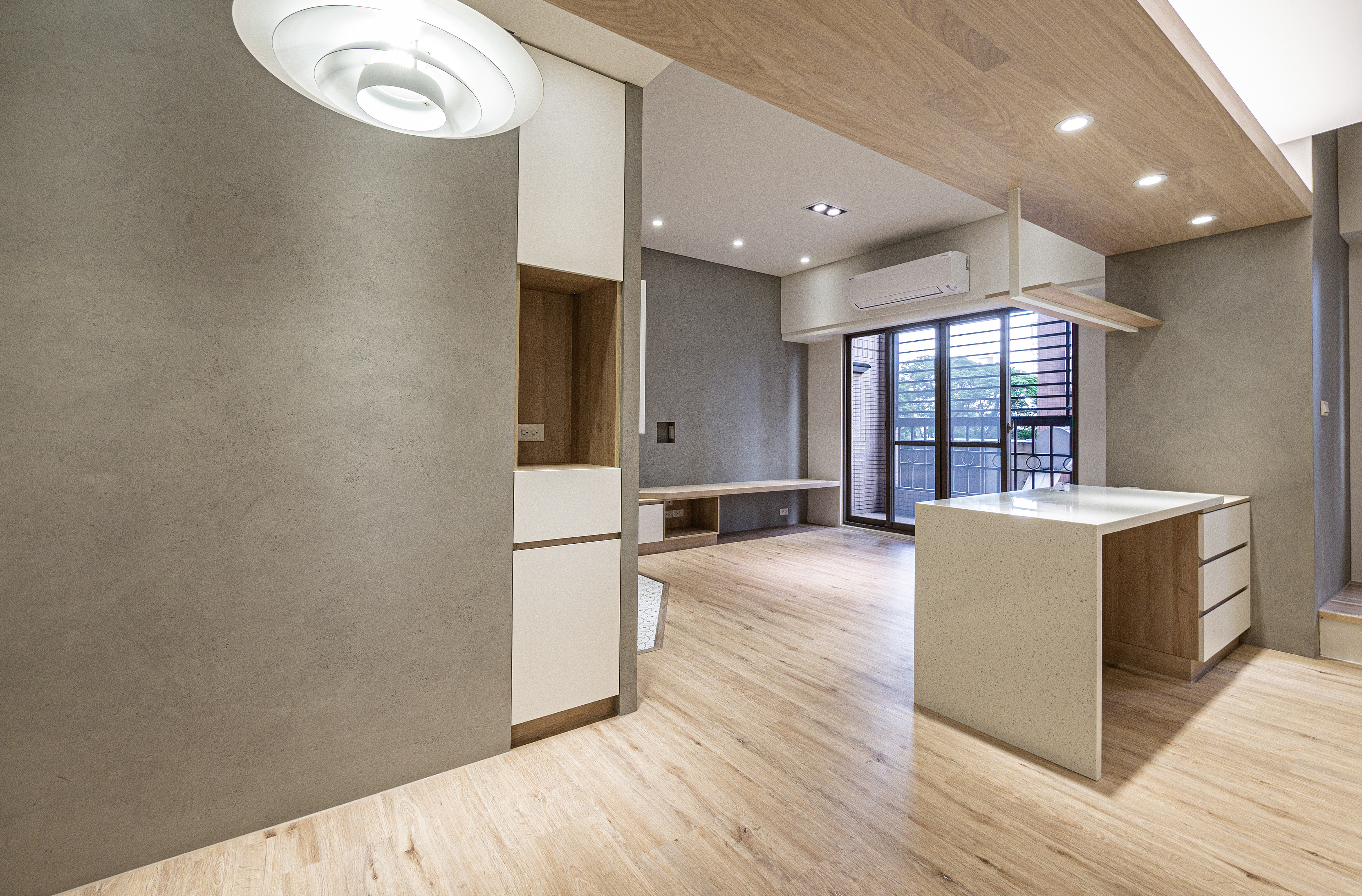 無垢宅, 木質, 溫潤, woody, 飯廳, 廚房, dining room, kitchen, 電器櫃, electric apparatus cabinet, 吊燈, pendant, 仿清水模塗料, simulated architectural concrete coating , simulated fair-faced concrete coating, 書桌, desk, bureau, 客廳, living room, 超耐磨地板, laminate flooring, 木質天花板, woody ceiling, 築本國際設計, rootlocus, interior design